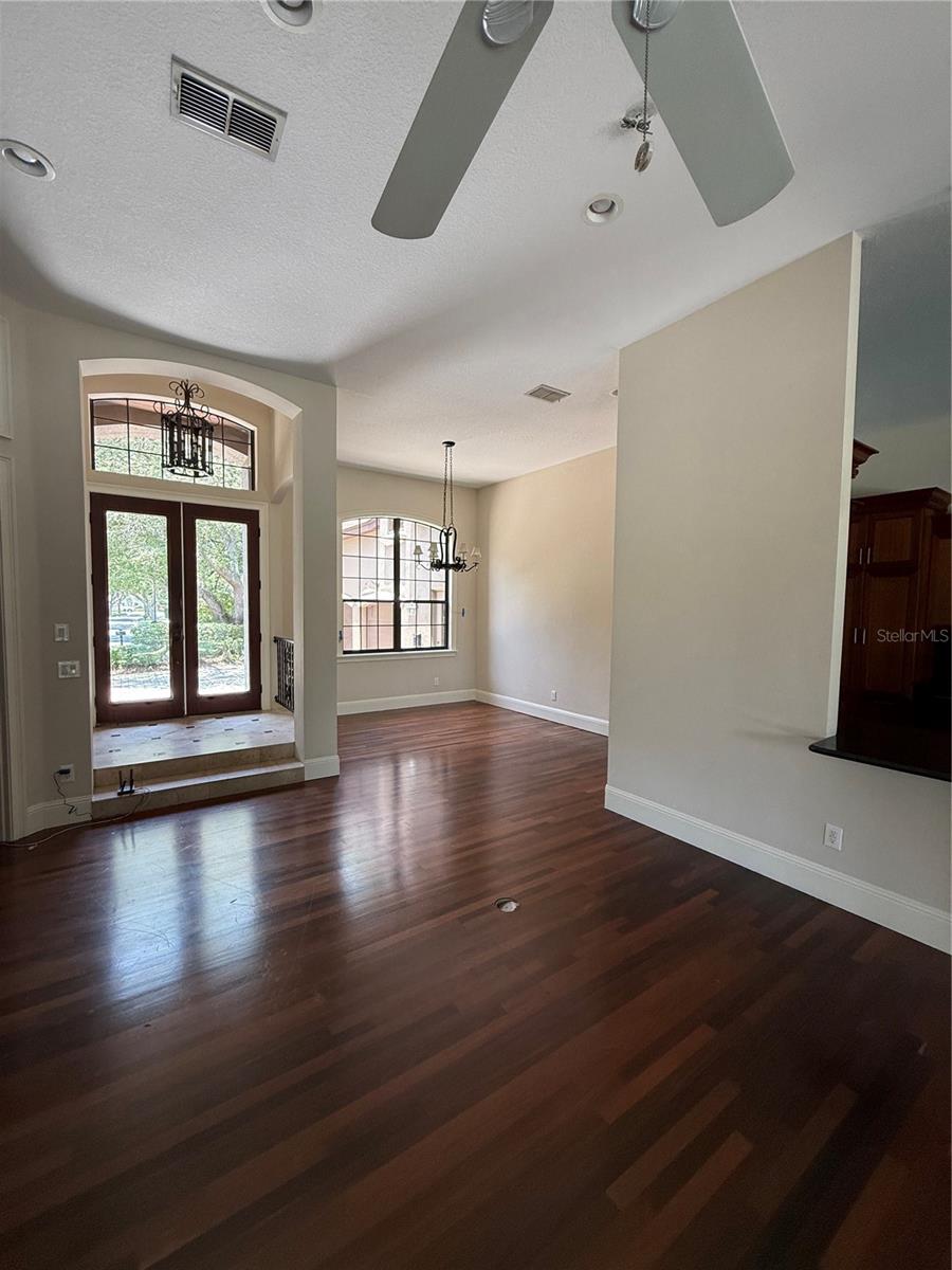 Listing photo id 6 for 708 Palenci Court