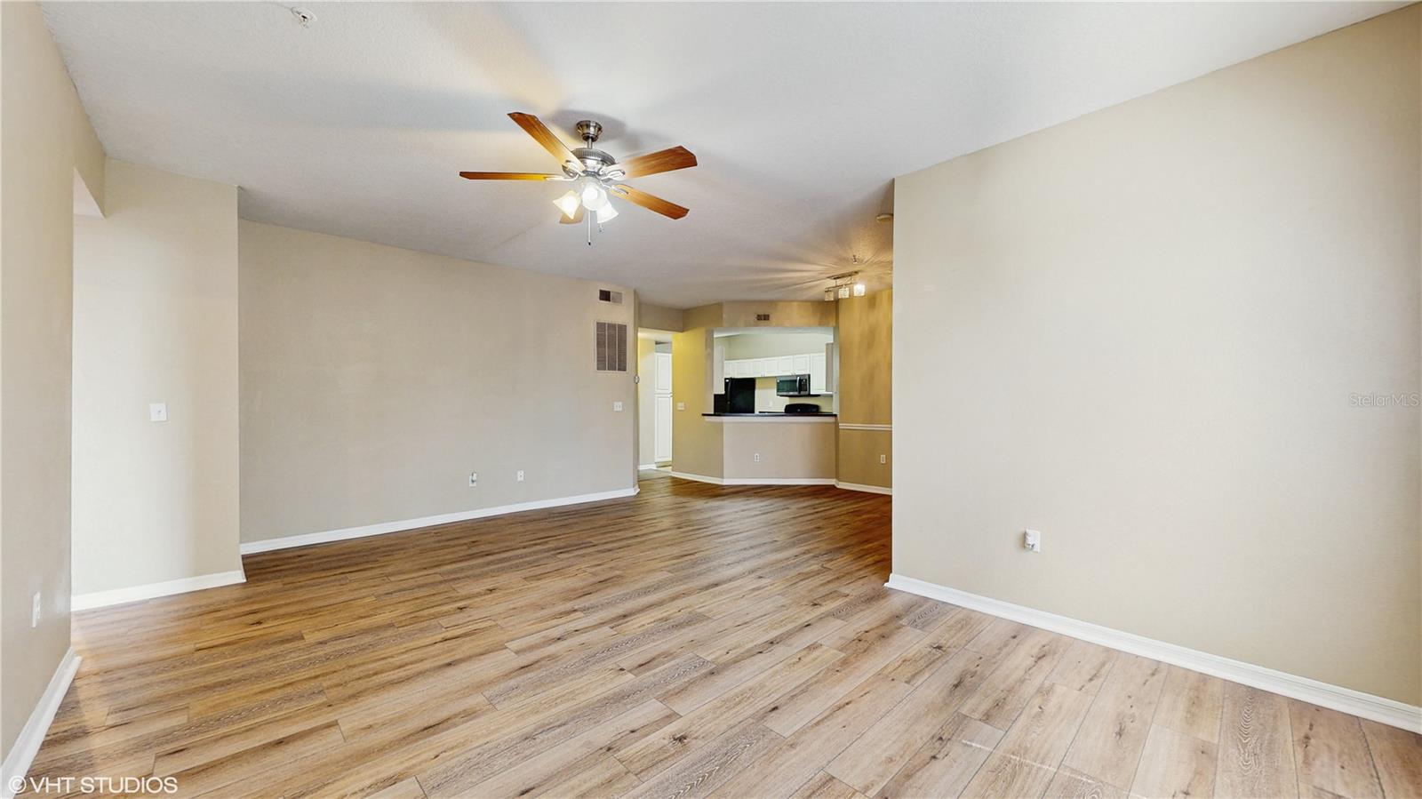 Image 4 of 25 For 5512 Metrowest Boulevard 203