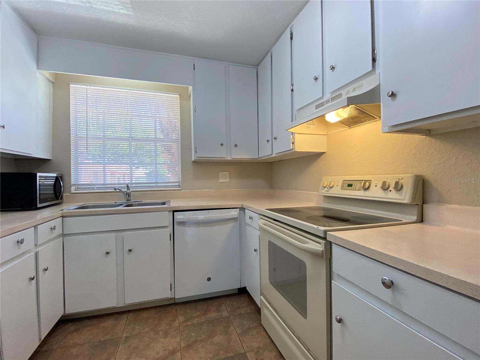 Image 2 of 14 For 412 Banyon Tree Circle 202