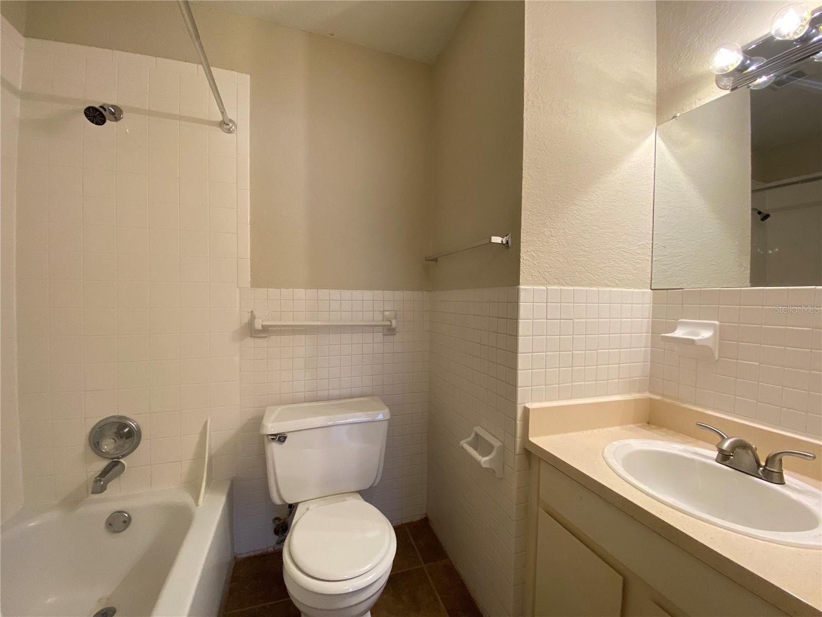 Image 7 of 14 For 412 Banyon Tree Circle 202