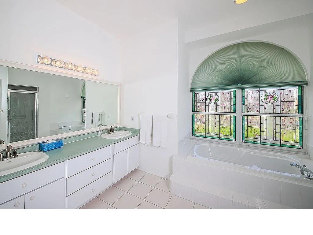 Image 19 of 25 For 470 Bermuda Isles Circle