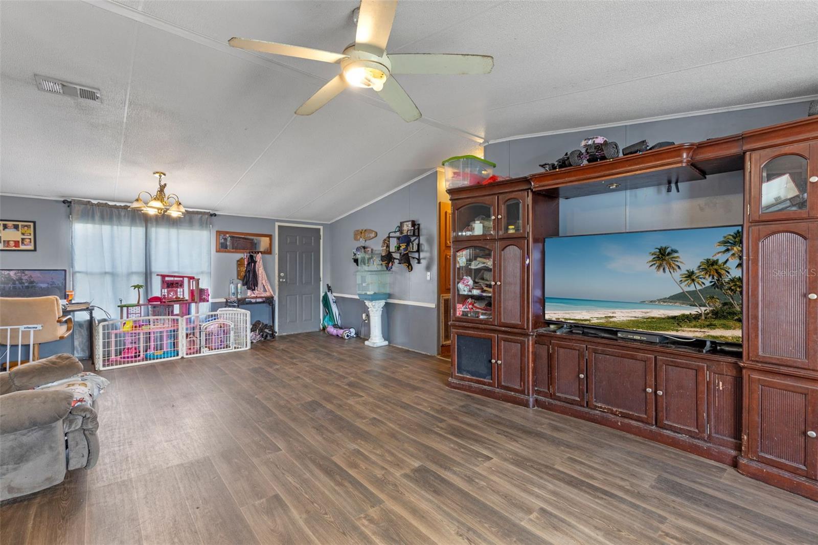 Image 7 of 17 For 3870 47 Street