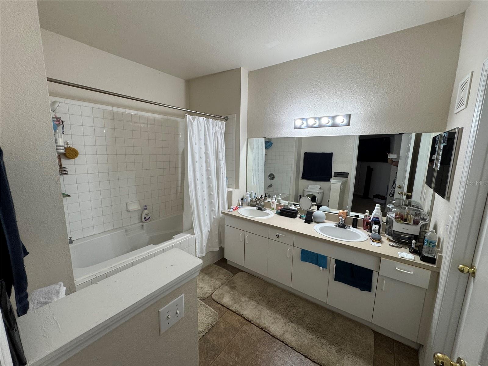Image 16 of 27 For 3707 Conroy Road 1711