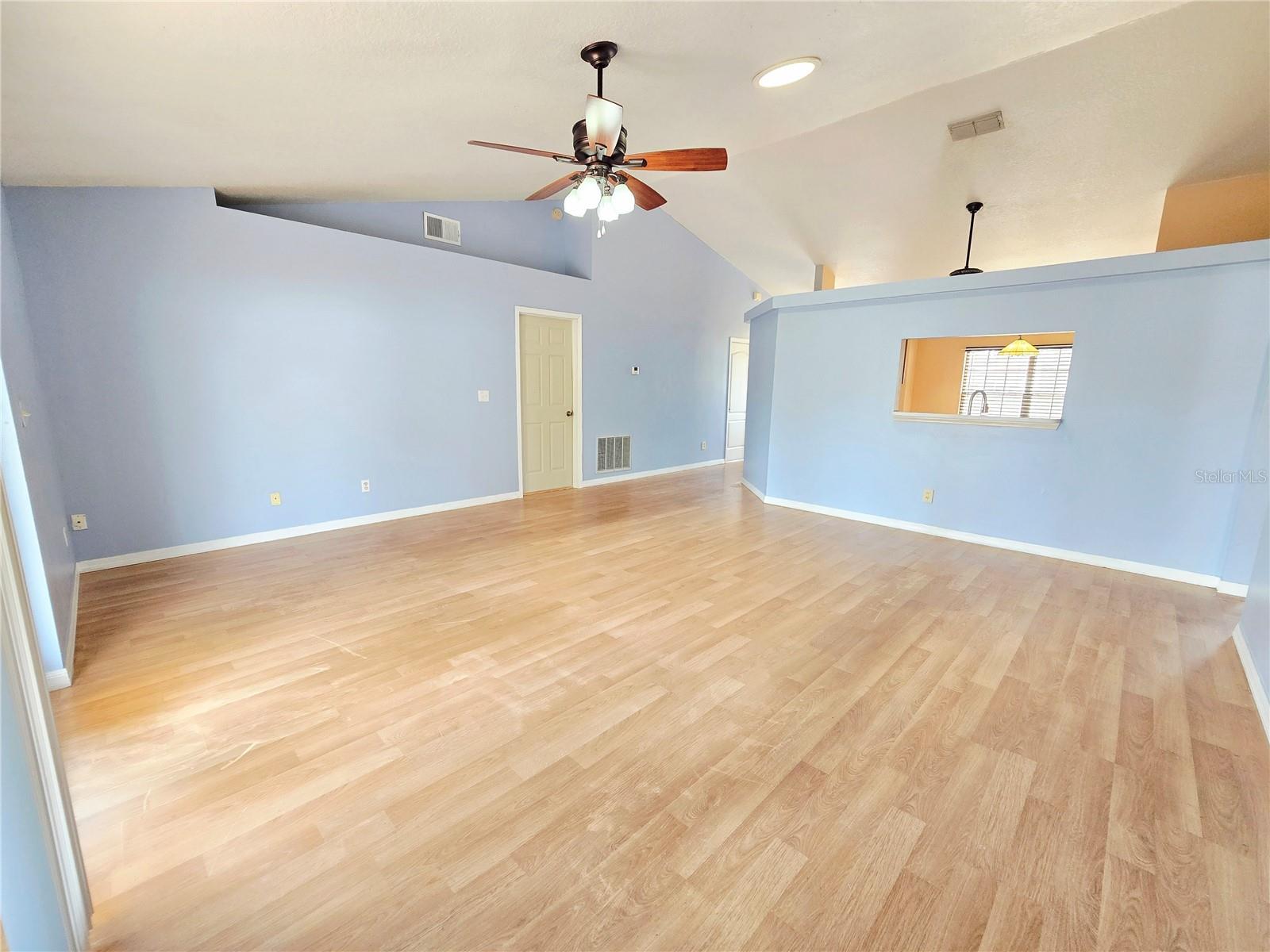Image 11 of 49 For 10235 Summer Elm Avenue