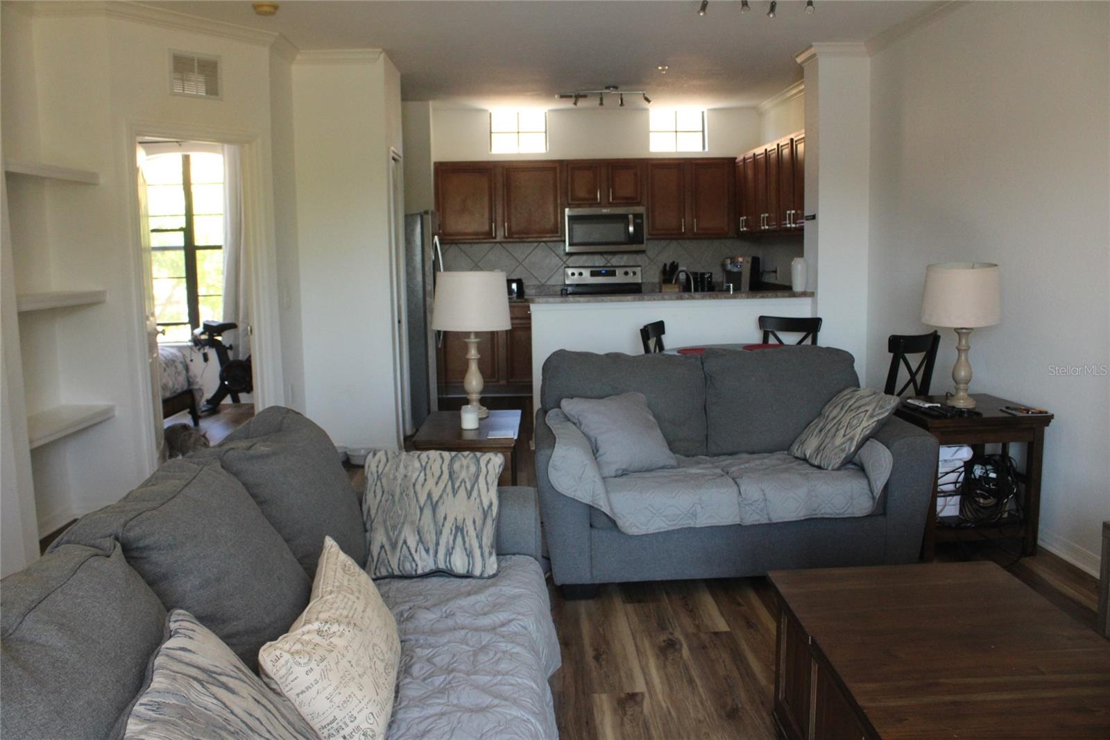 Image 3 of 14 For 6117 Metrowest Boulevard 106