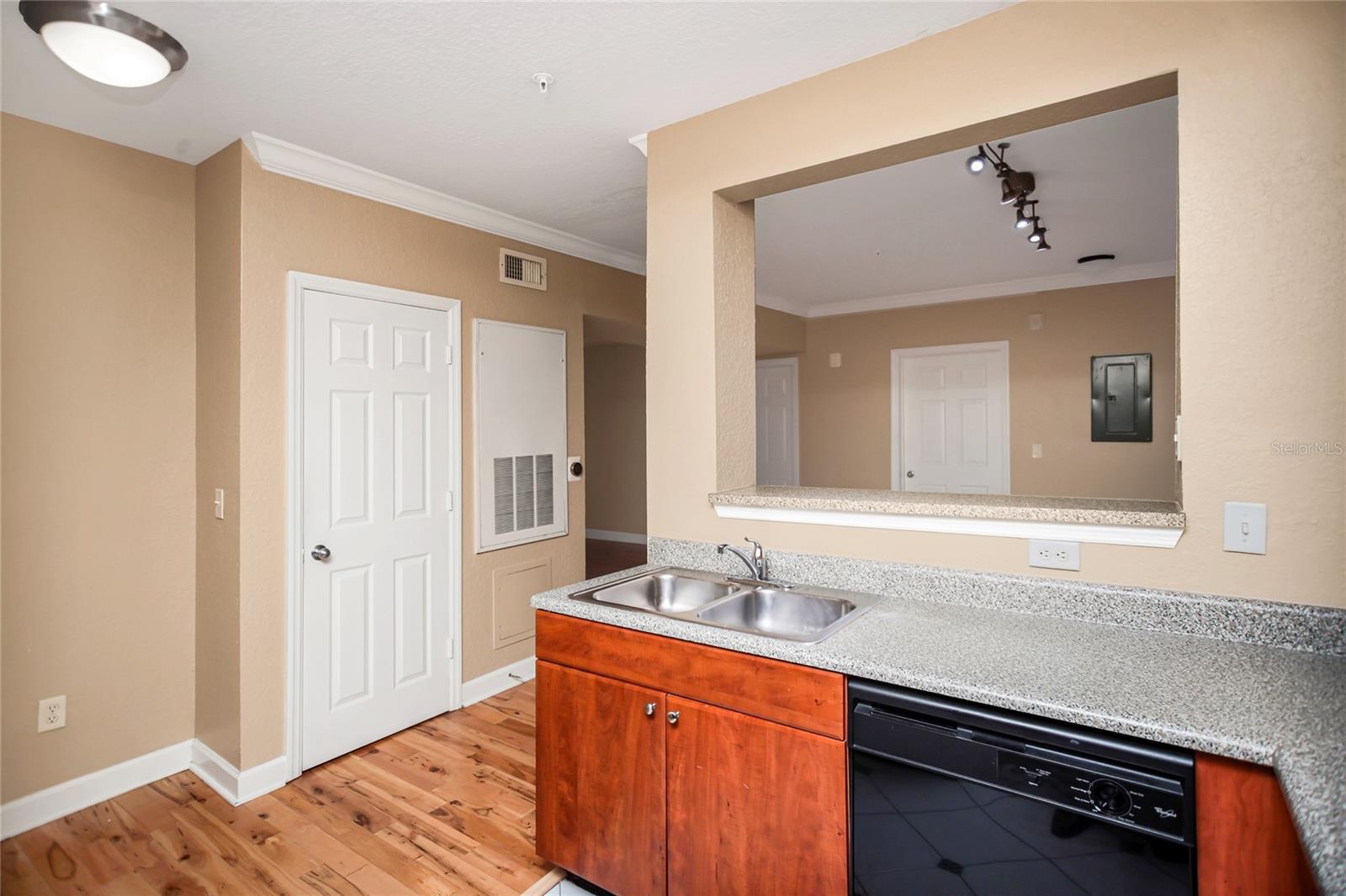Image 15 of 33 For 206 South Street 4031