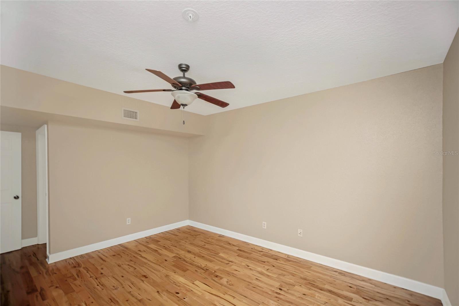 Image 18 of 33 For 206 South Street 4031