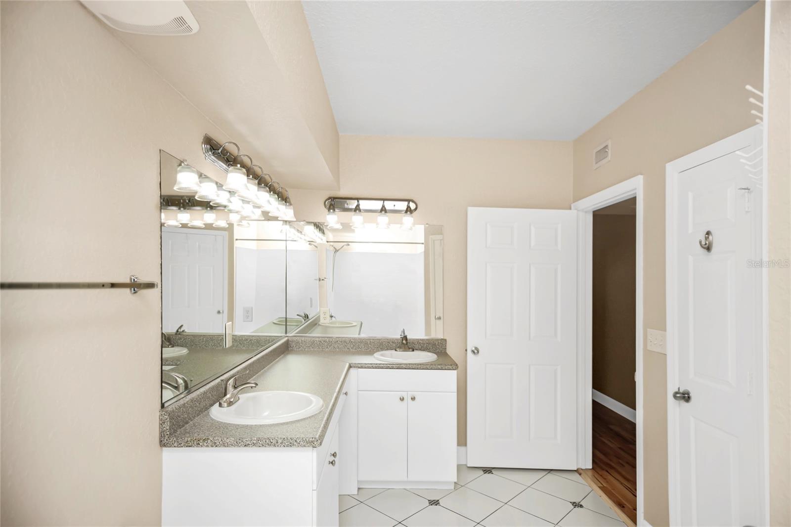 Image 20 of 33 For 206 South Street 4031