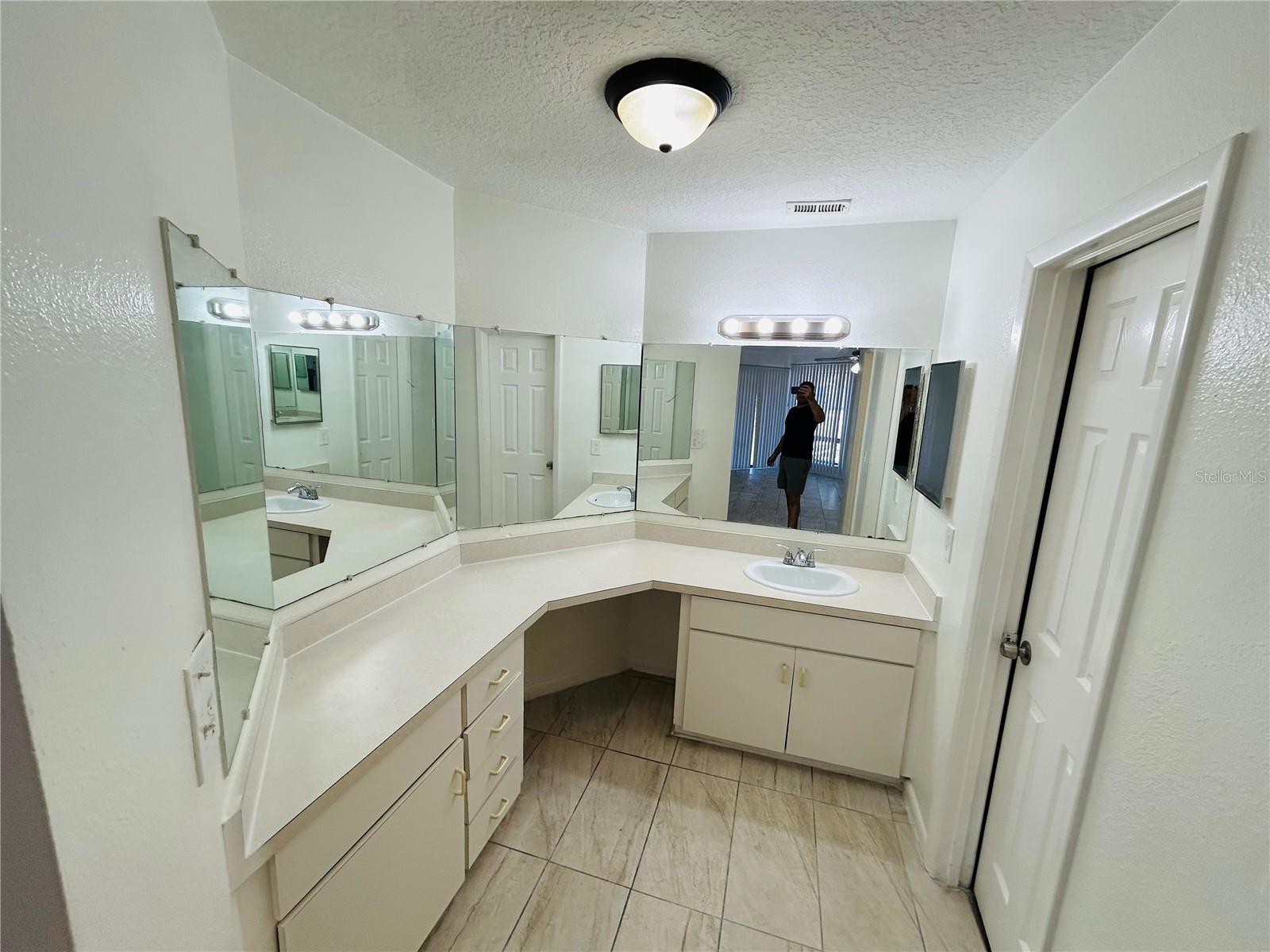 Image 9 of 10 For 4328 Lakeway Drive K