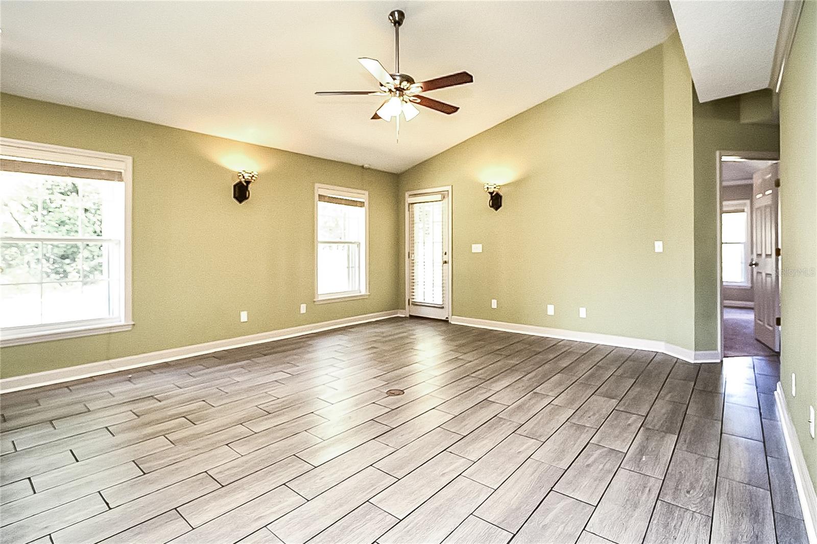 Image 3 of 16 For 913 Redwood Street