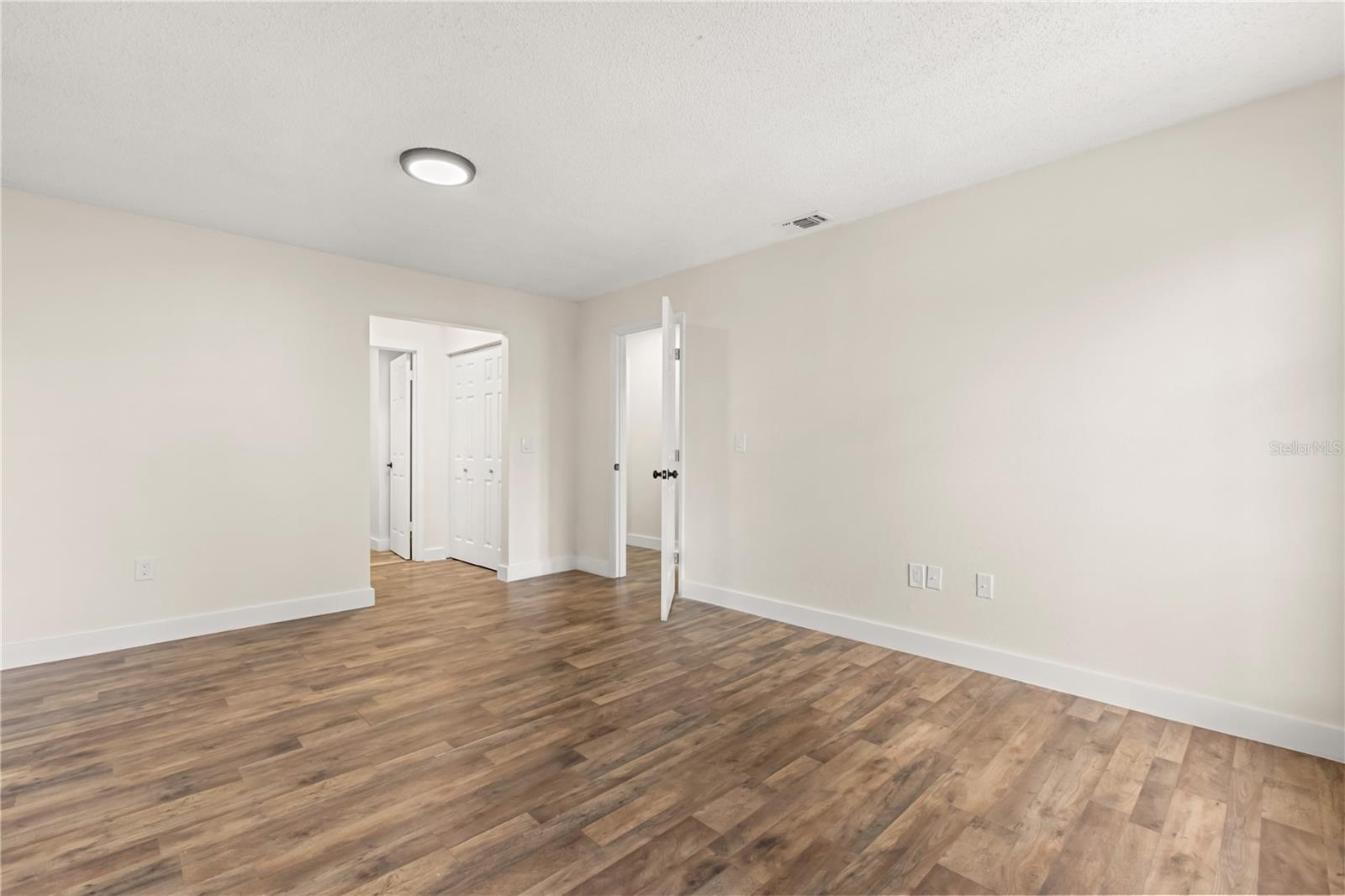 Image 23 of 29 For 4038 Versailles Drive 4038c