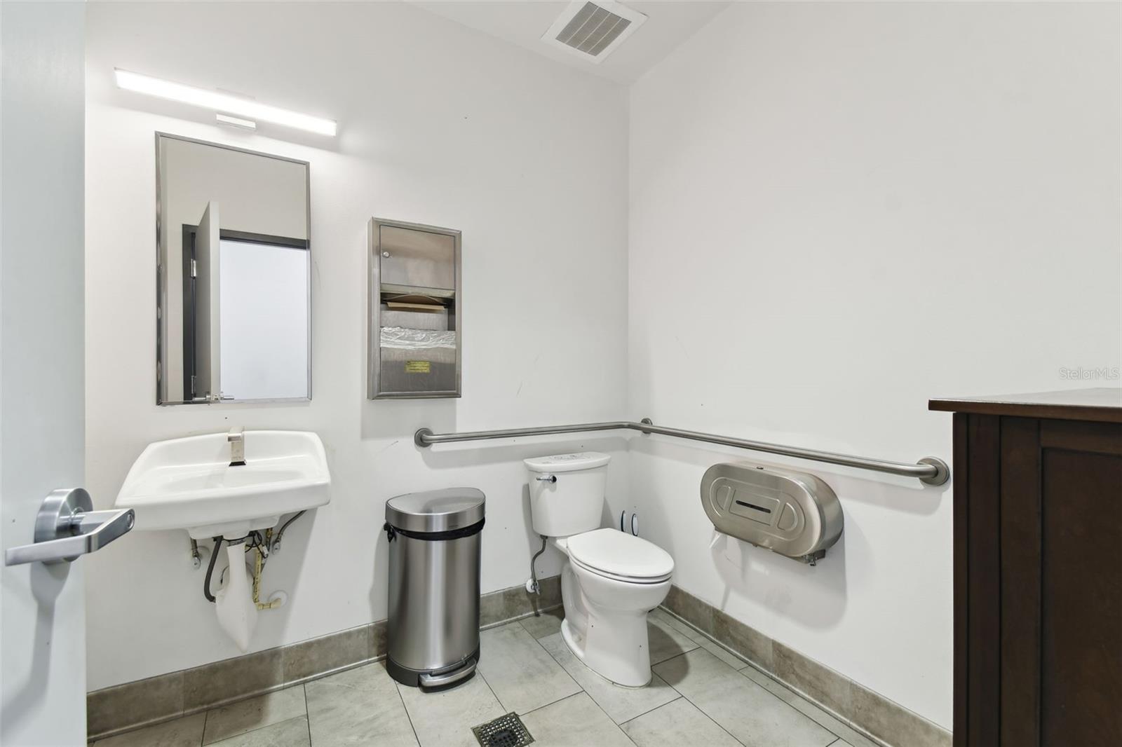 Image 41 of 86 For 924 Hale Avenue