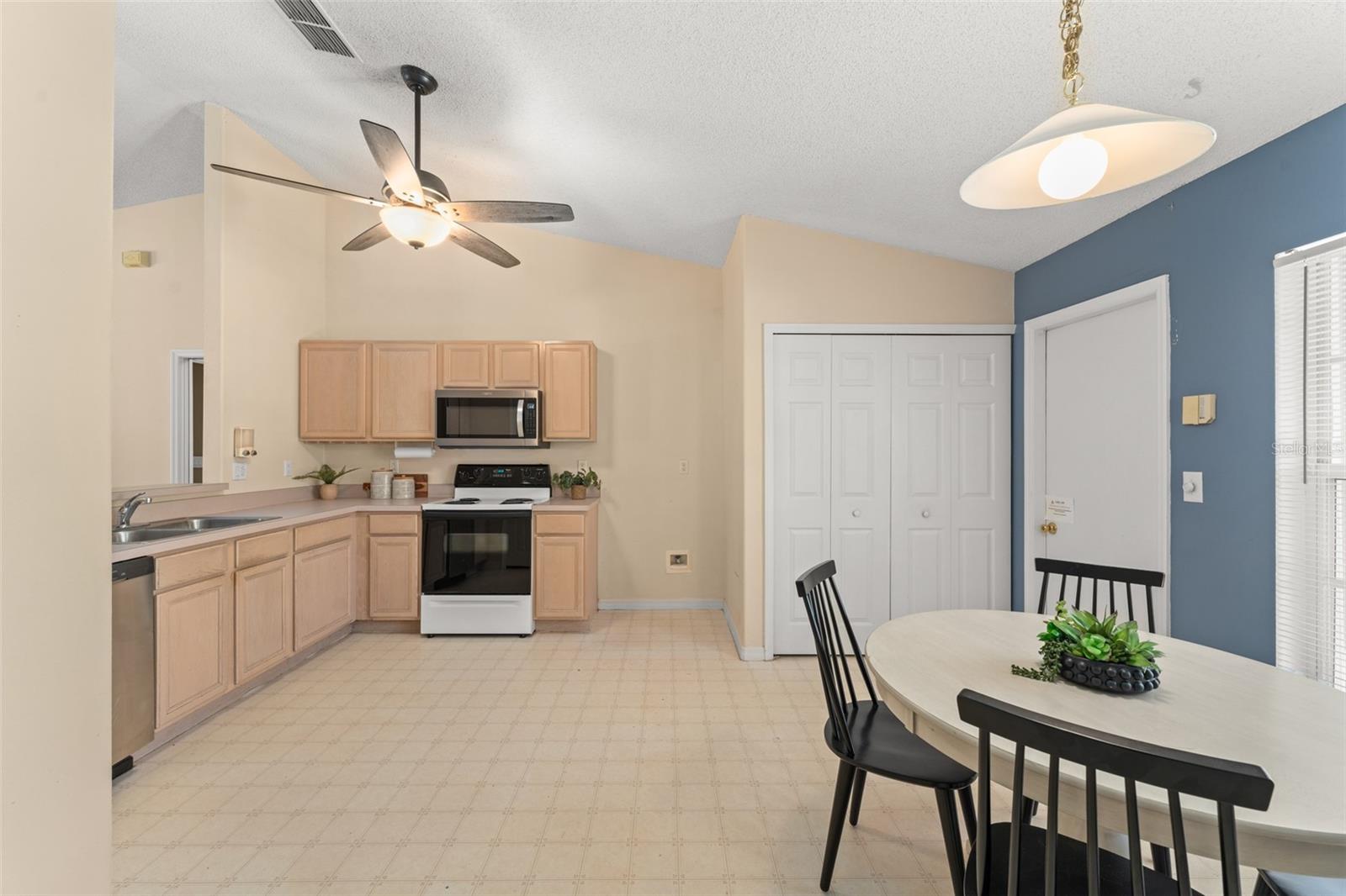 Image 10 of 39 For 4306 Pebblestone Court