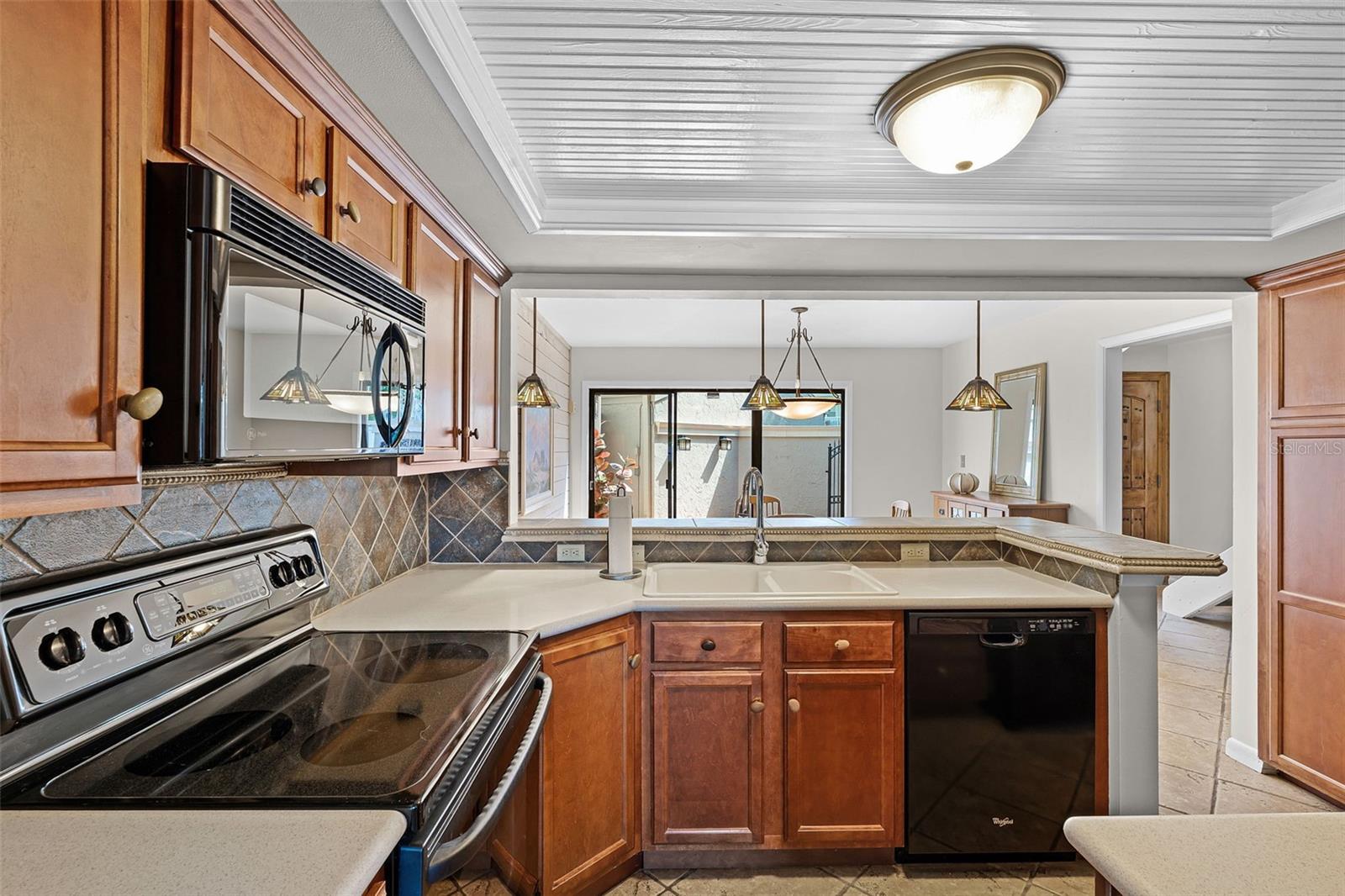 Image 10 of 47 For 370 Lakeview Street