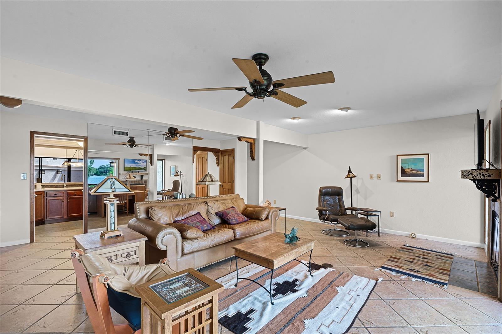 Image 13 of 47 For 370 Lakeview Street
