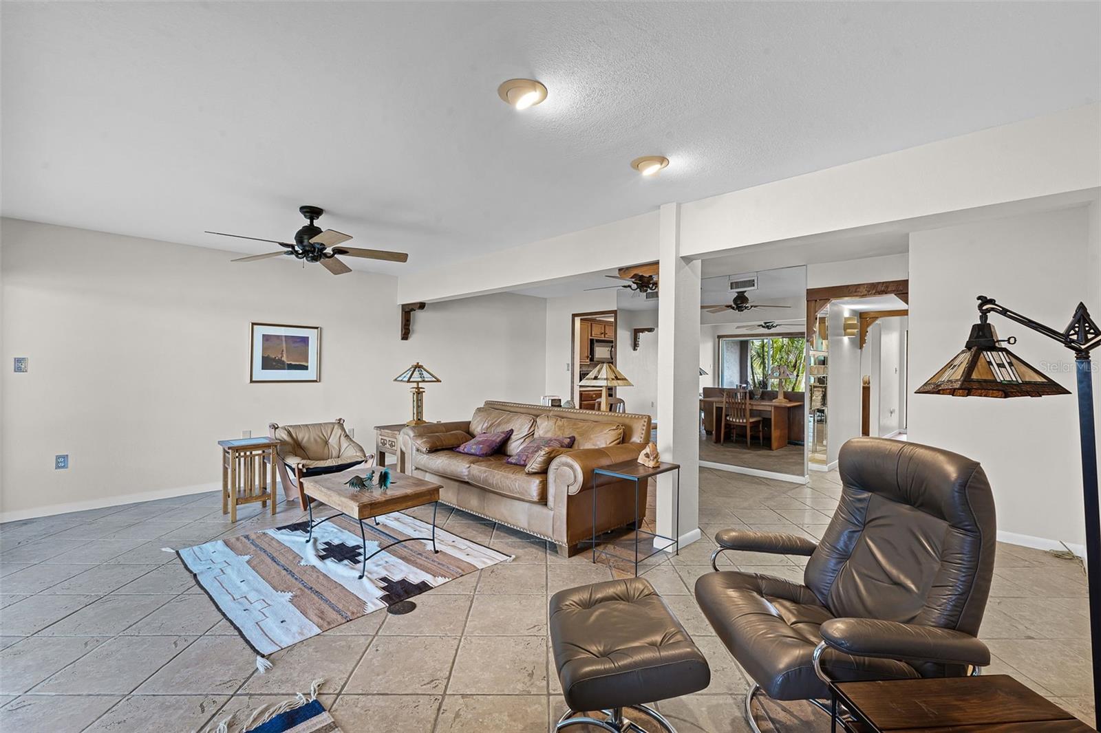 Image 14 of 47 For 370 Lakeview Street