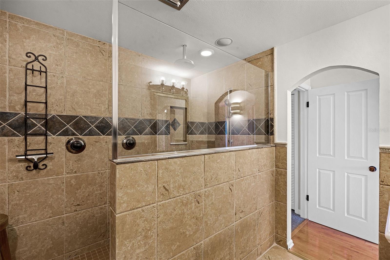 Image 30 of 47 For 370 Lakeview Street