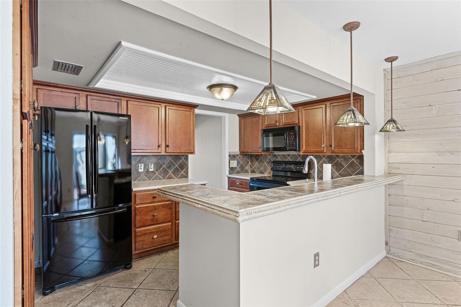 Image 6 of 47 For 370 Lakeview Street