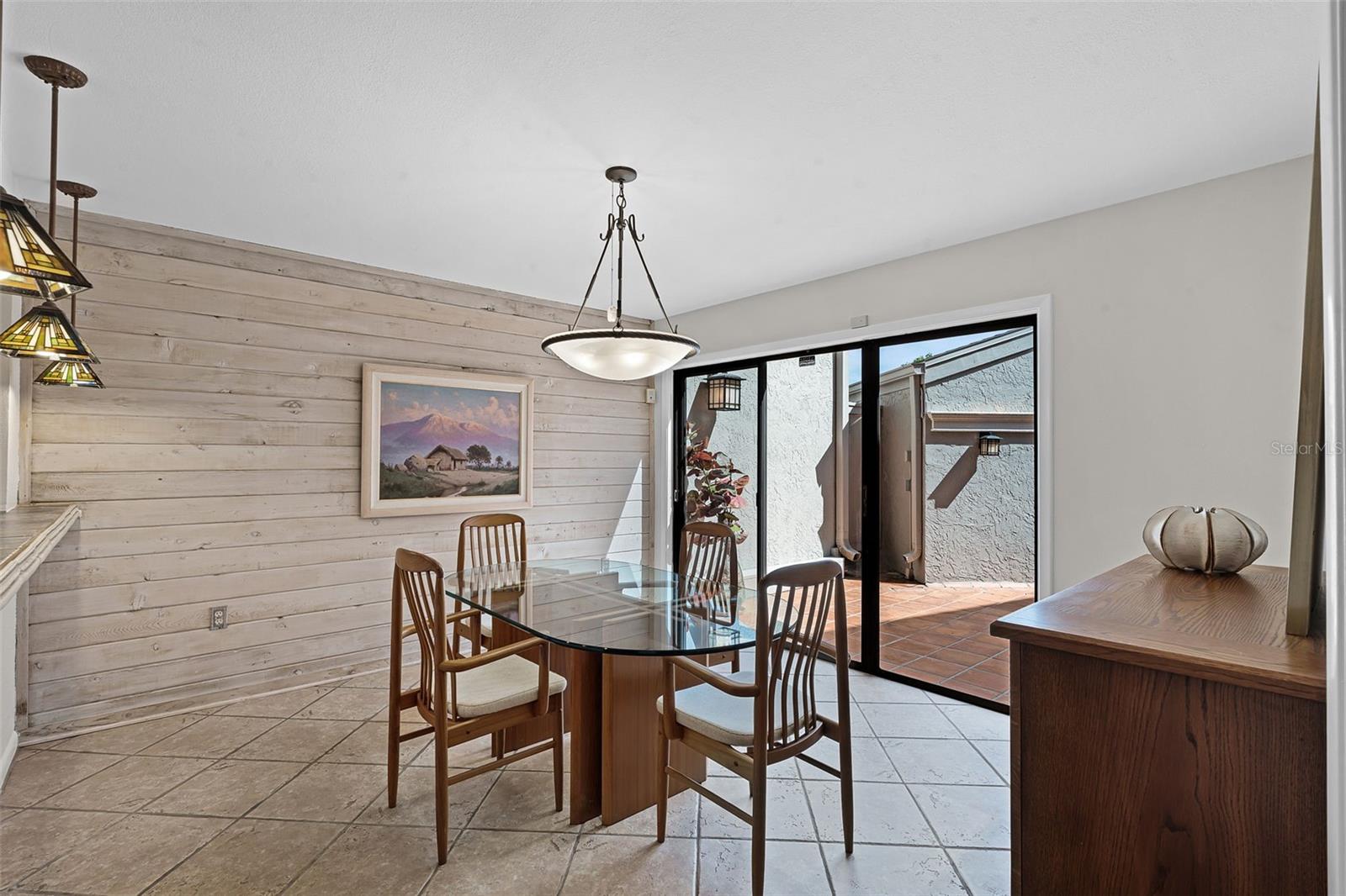 Image 7 of 47 For 370 Lakeview Street