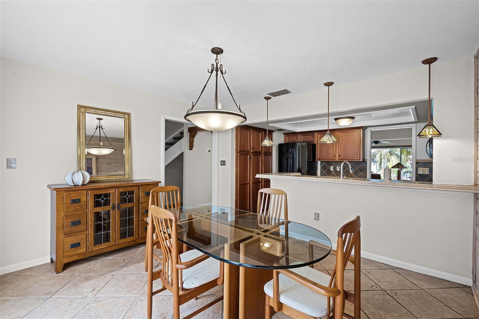 Image 8 of 47 For 370 Lakeview Street
