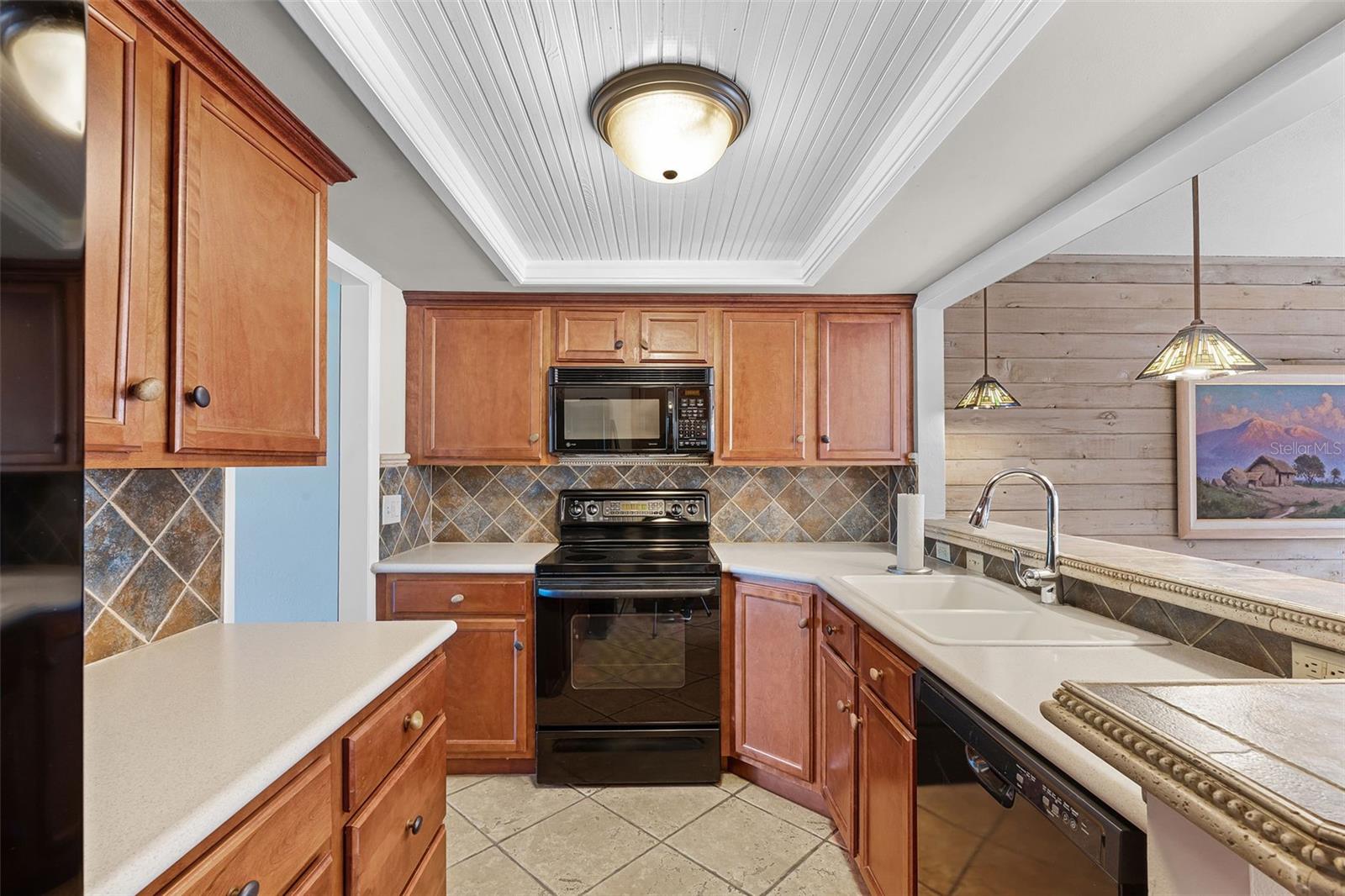Image 9 of 47 For 370 Lakeview Street