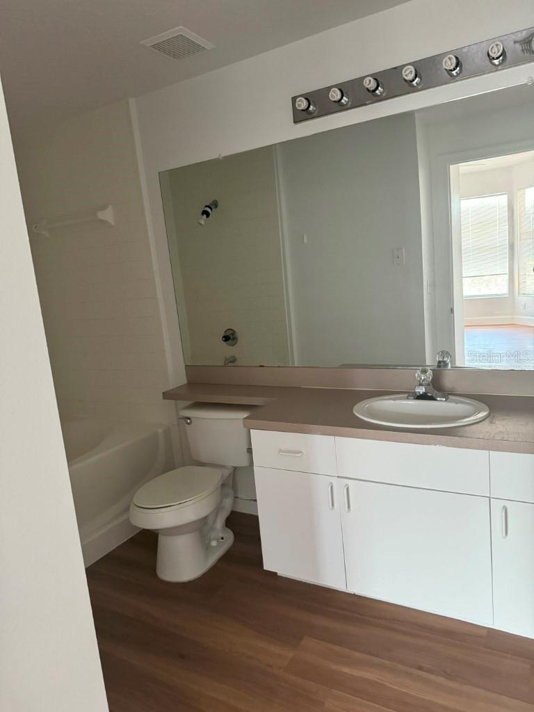Image 4 of 11 For 5554 Metrowest Boulevard 304