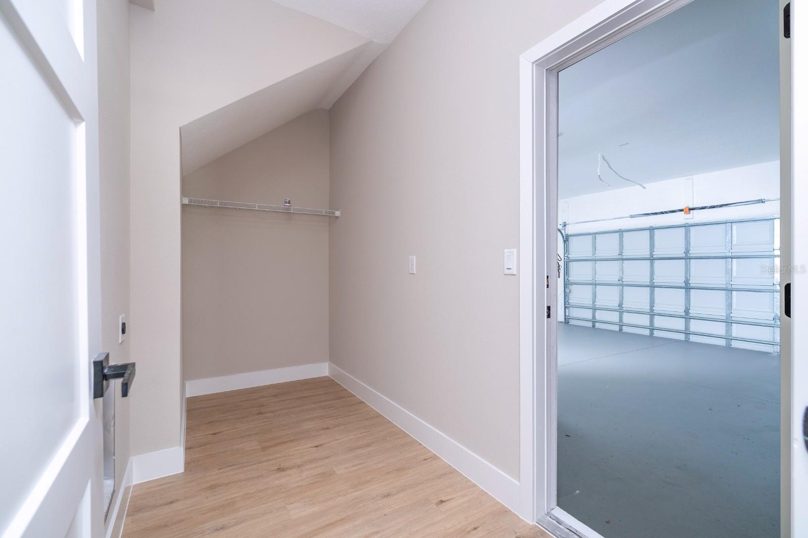 Image 21 of 23 For 2041 Warrens Avenue