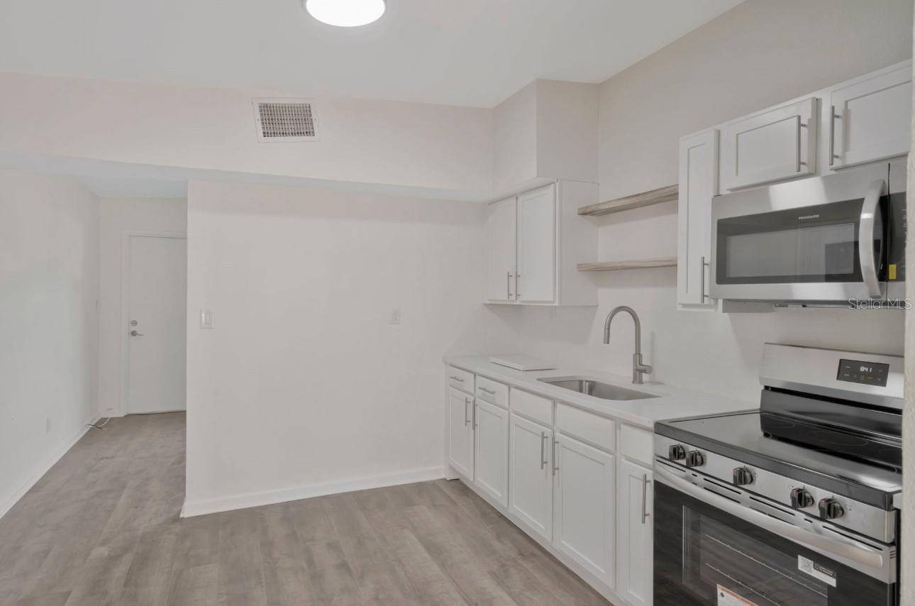 Image 11 of 34 For 819 Edgewater Drive