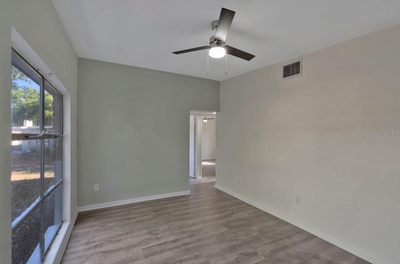 Image 4 of 34 For 819 Edgewater Drive
