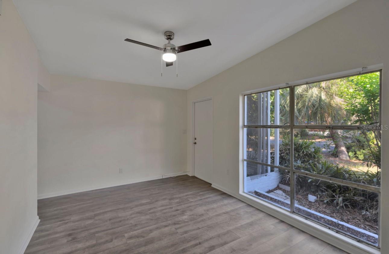 Image 6 of 34 For 819 Edgewater Drive