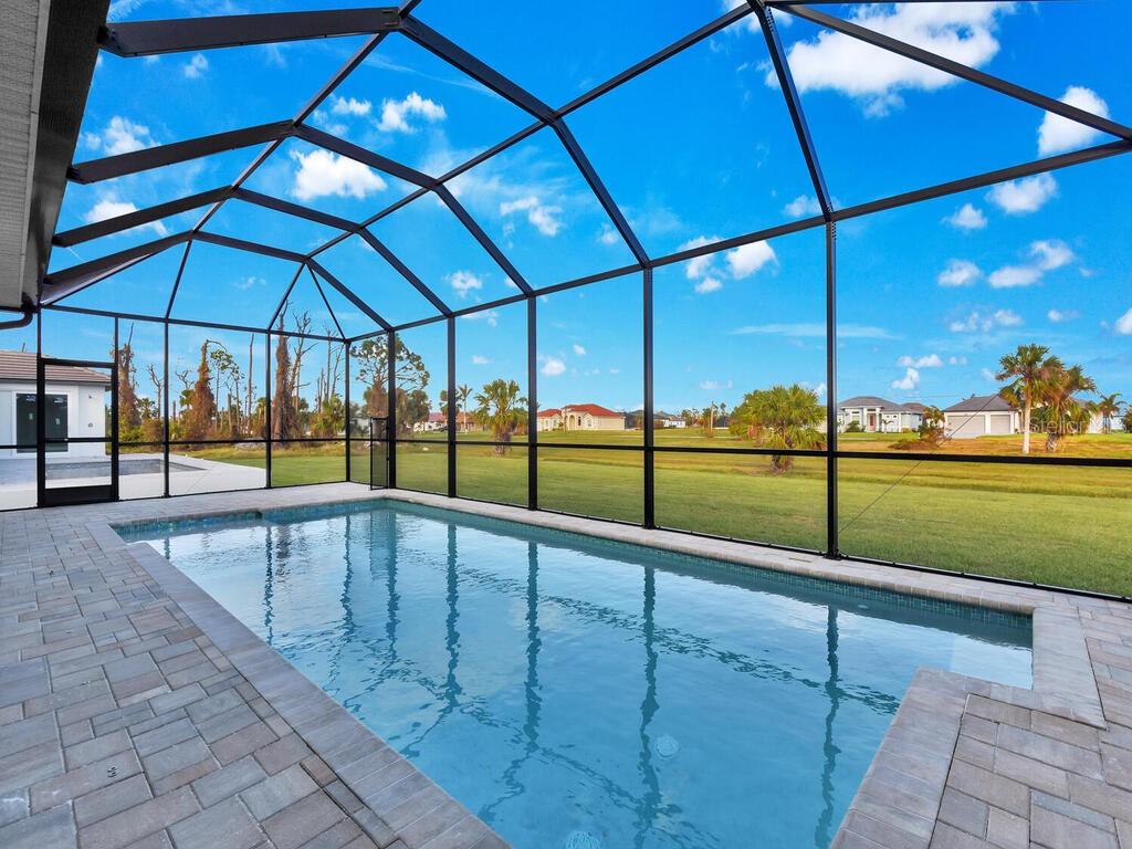 Image 3 of 30 For 223 Rotonda Boulevard S