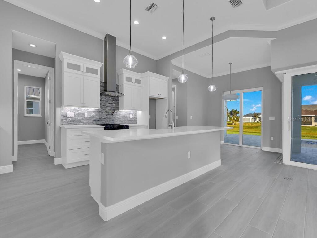 Image 7 of 30 For 223 Rotonda Boulevard S