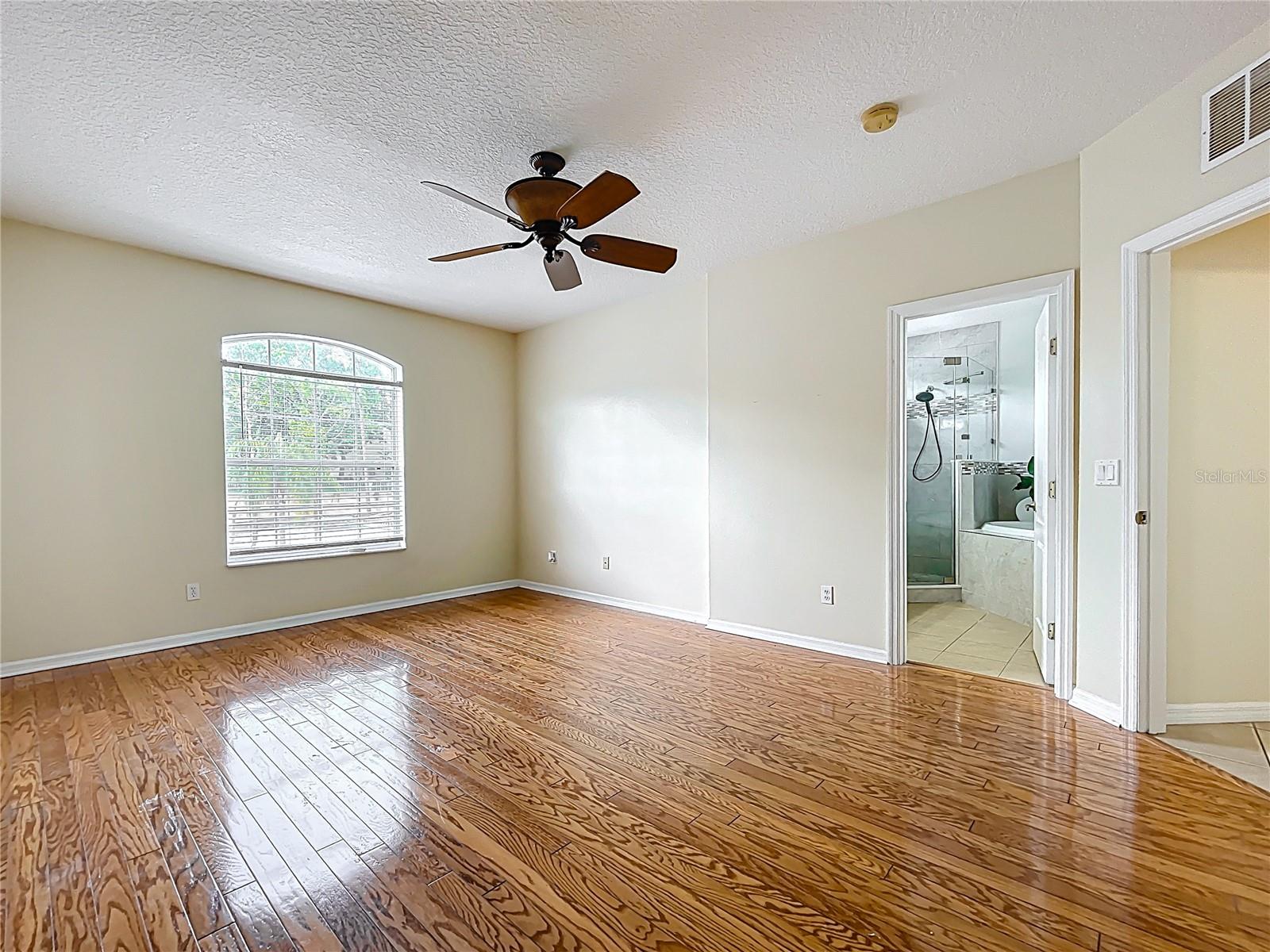 Image 23 of 69 For 960 Mooring Avenue 202