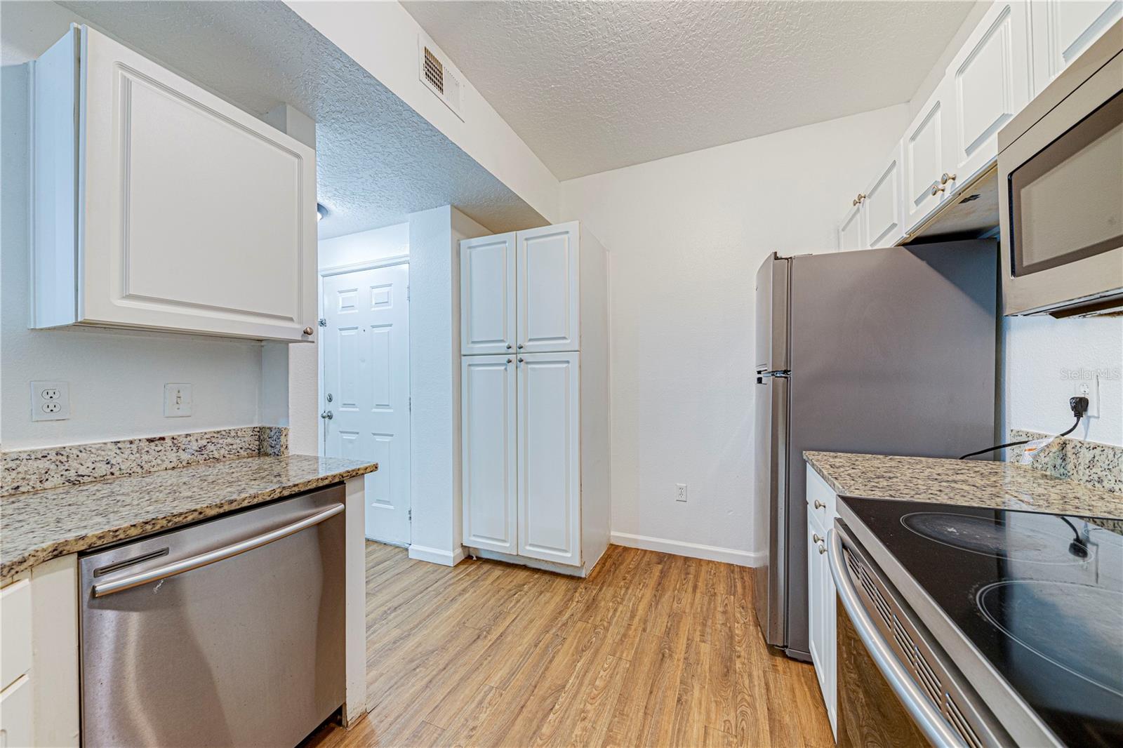 Image 10 of 26 For 5500 Metrowest Boulevard 203
