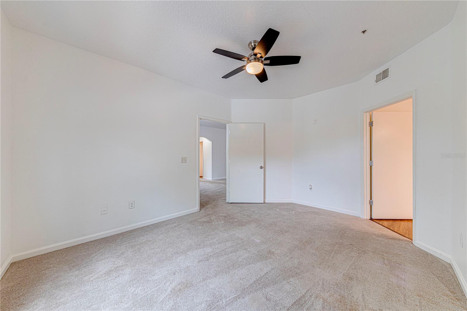 Image 14 of 26 For 5500 Metrowest Boulevard 203