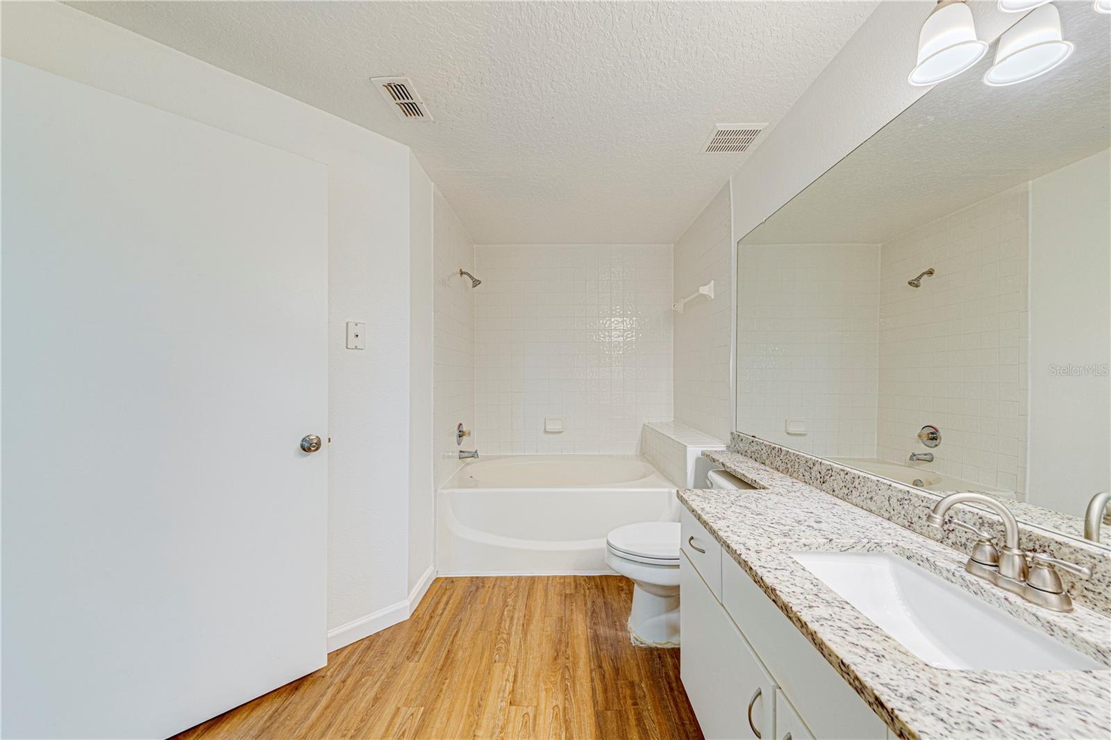 Image 16 of 26 For 5500 Metrowest Boulevard 203