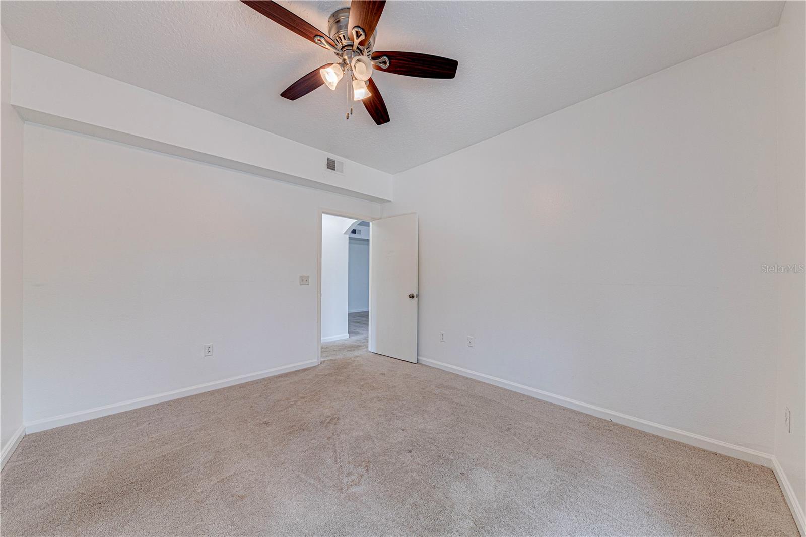 Image 21 of 26 For 5500 Metrowest Boulevard 203