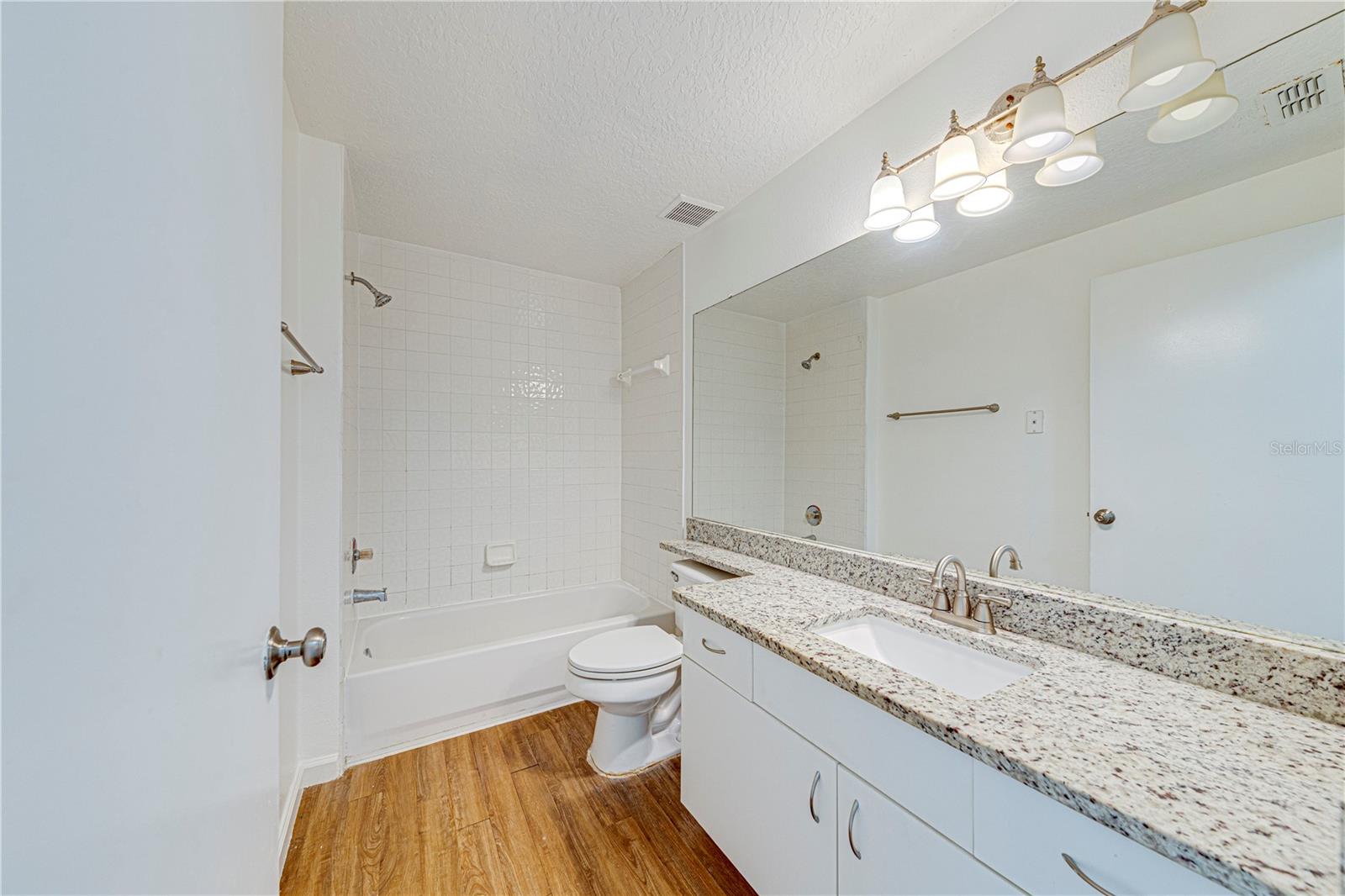 Image 23 of 26 For 5500 Metrowest Boulevard 203