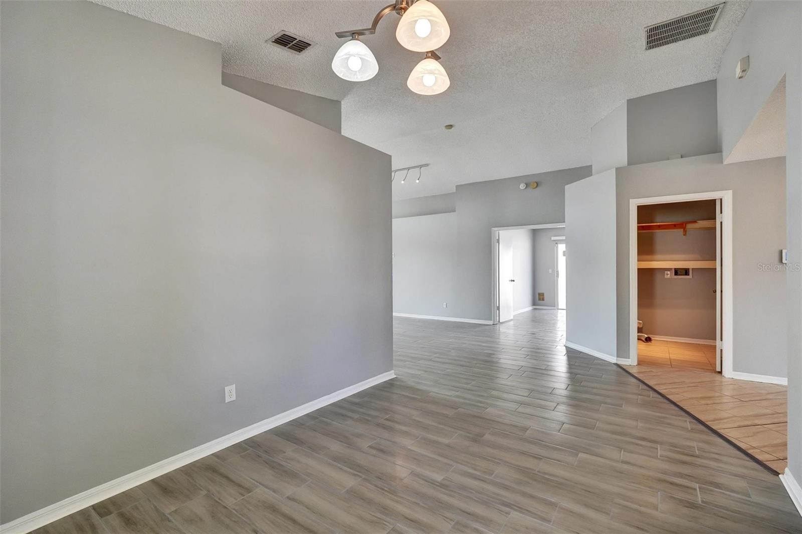Image 10 of 51 For 7710 Water Oak Court
