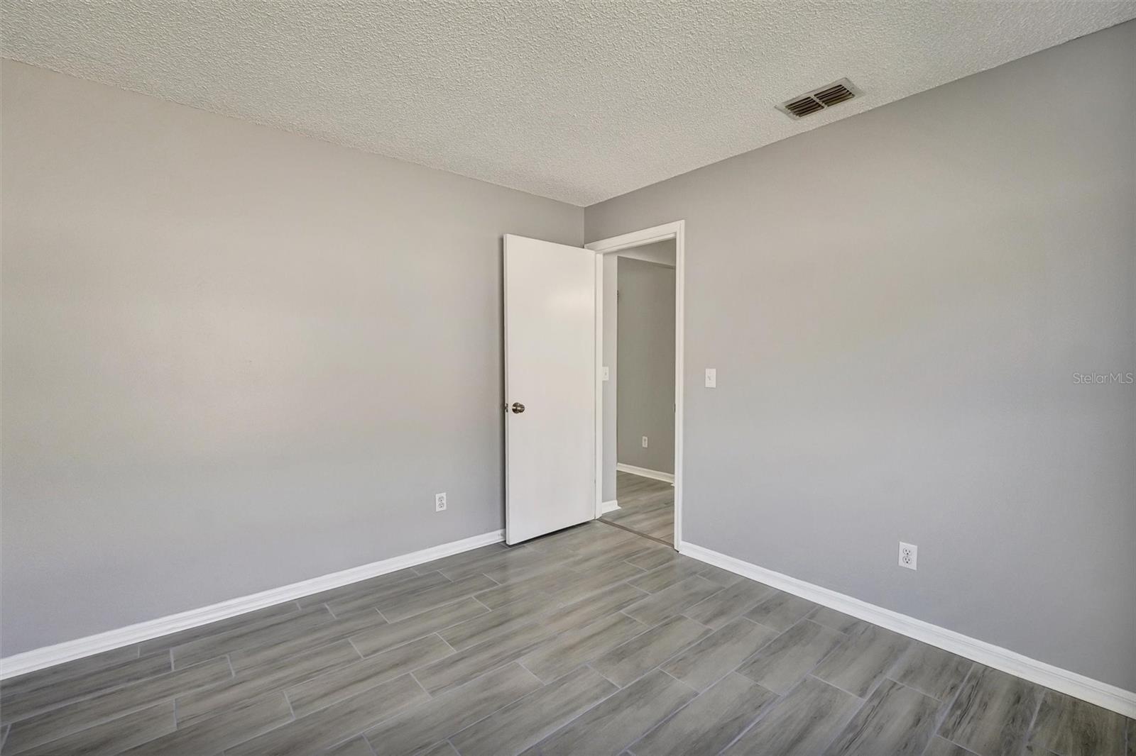 Image 22 of 51 For 7710 Water Oak Court
