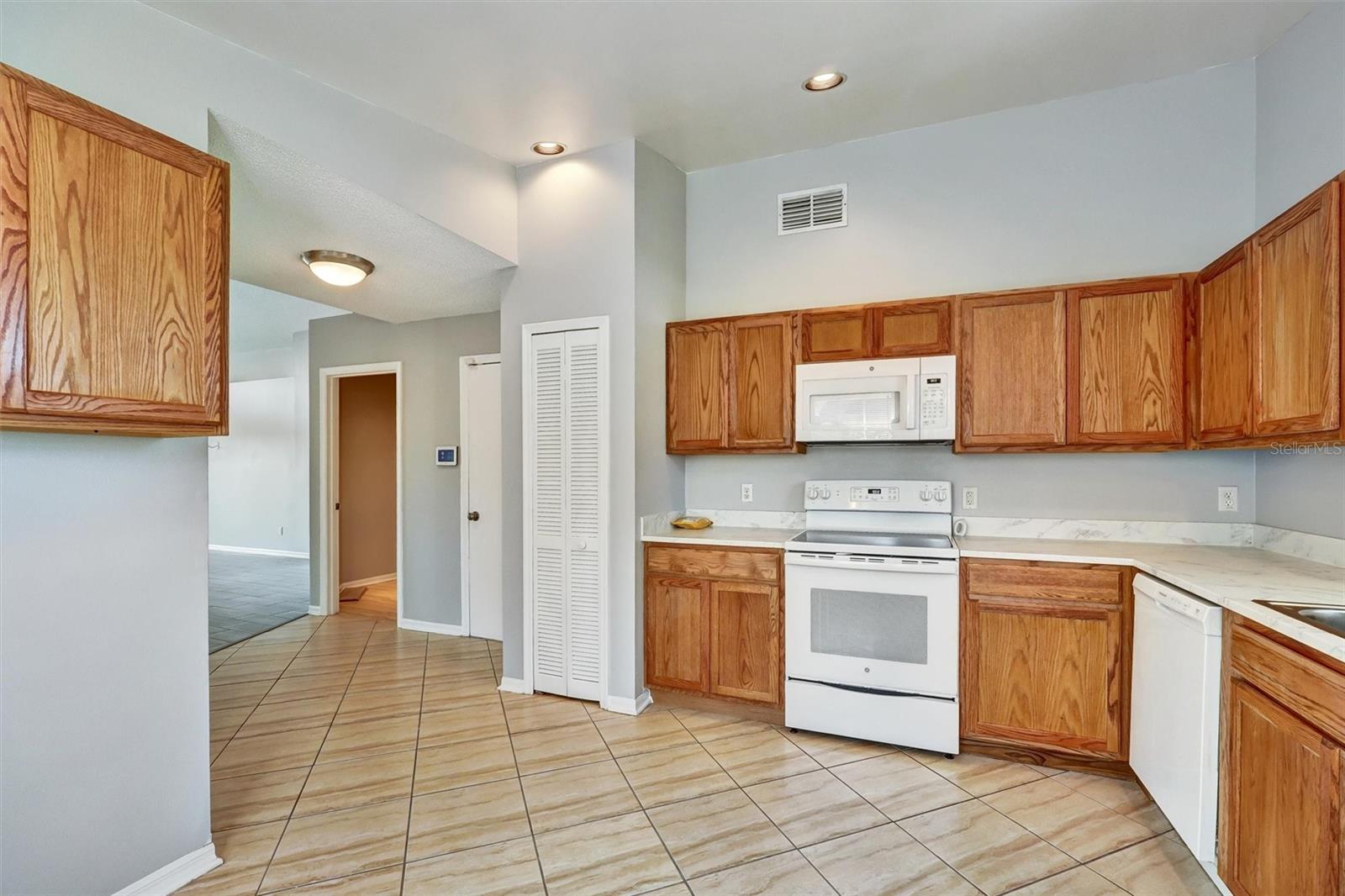 Image 5 of 51 For 7710 Water Oak Court