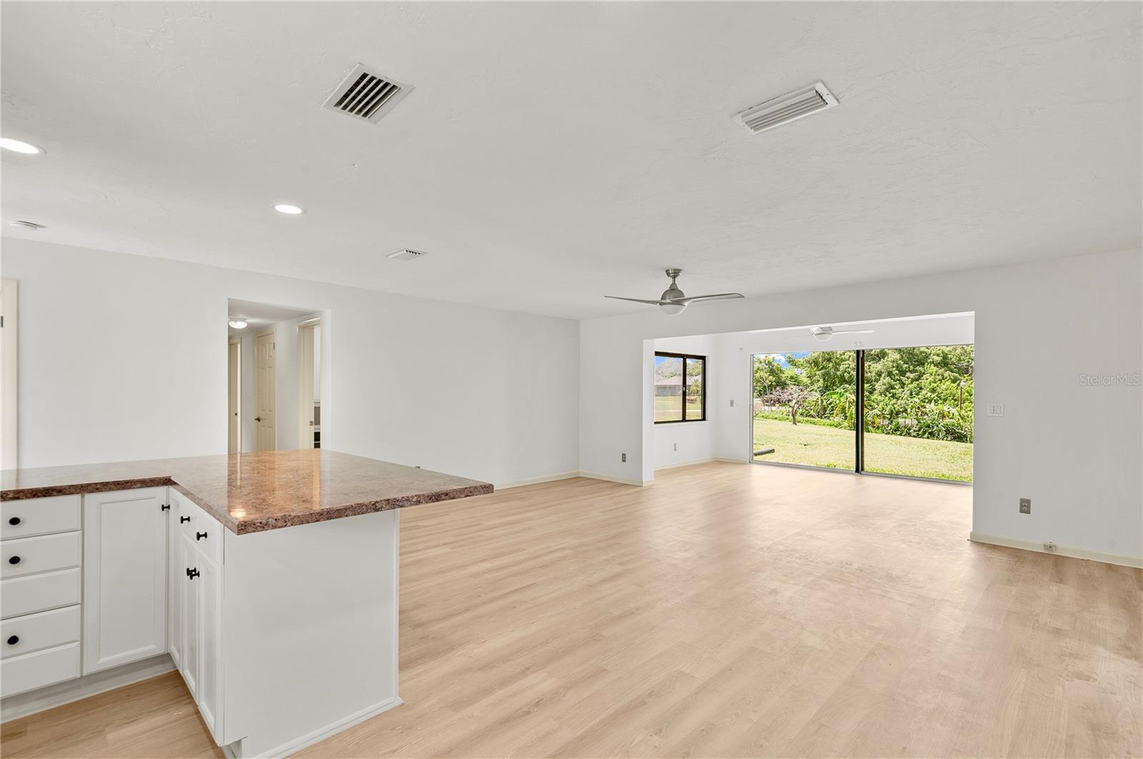 Image 12 of 28 For 401 Reider Avenue