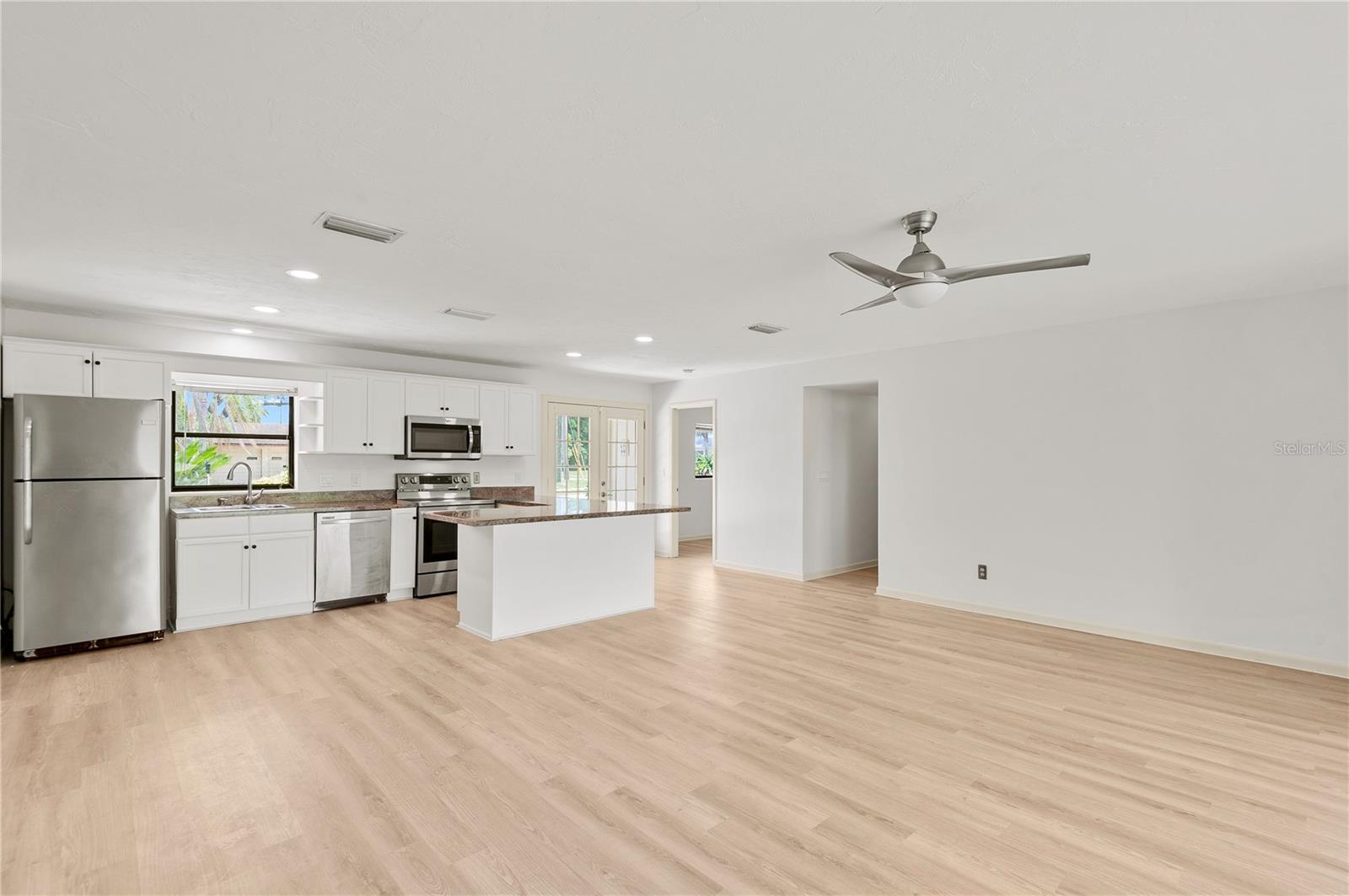 Image 7 of 28 For 401 Reider Avenue