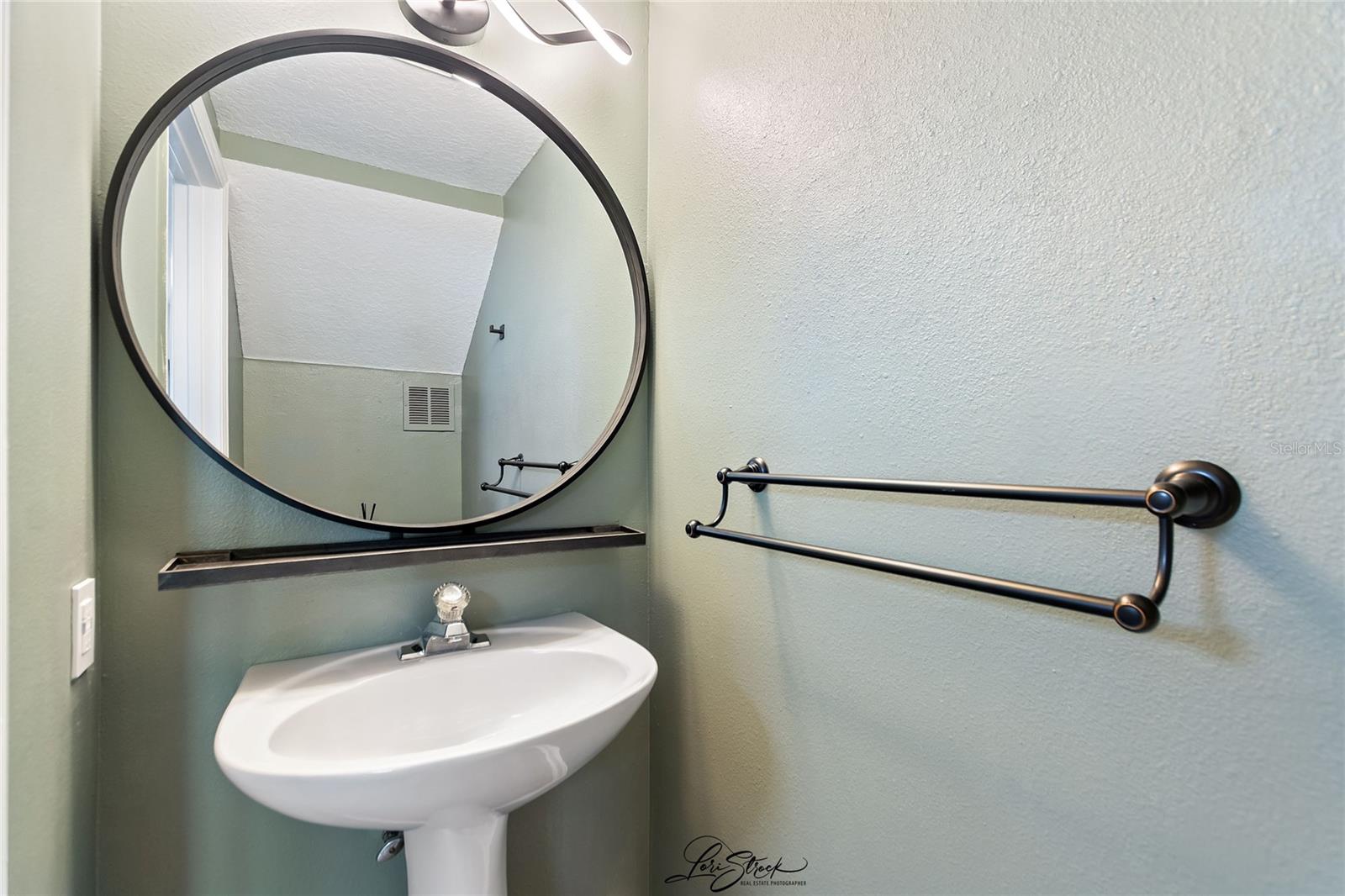 Image 21 of 31 For 1178 Vineland Pl  1178