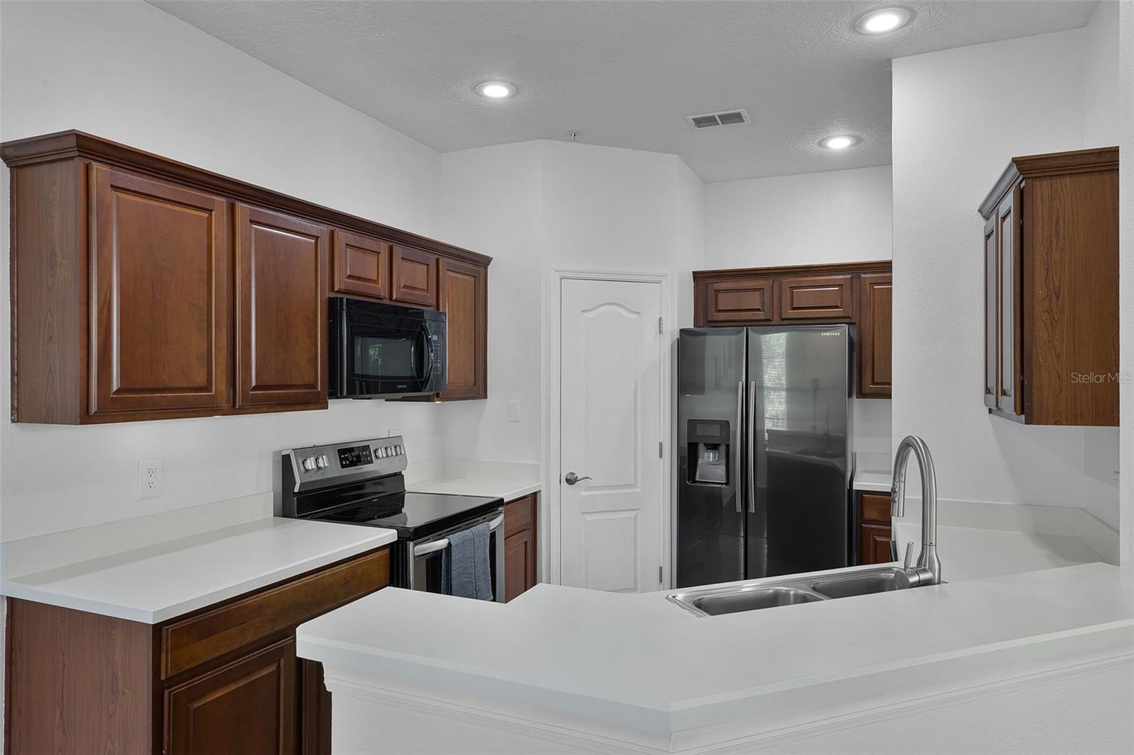 Image 6 of 29 For 1821 San Jacinto Circle