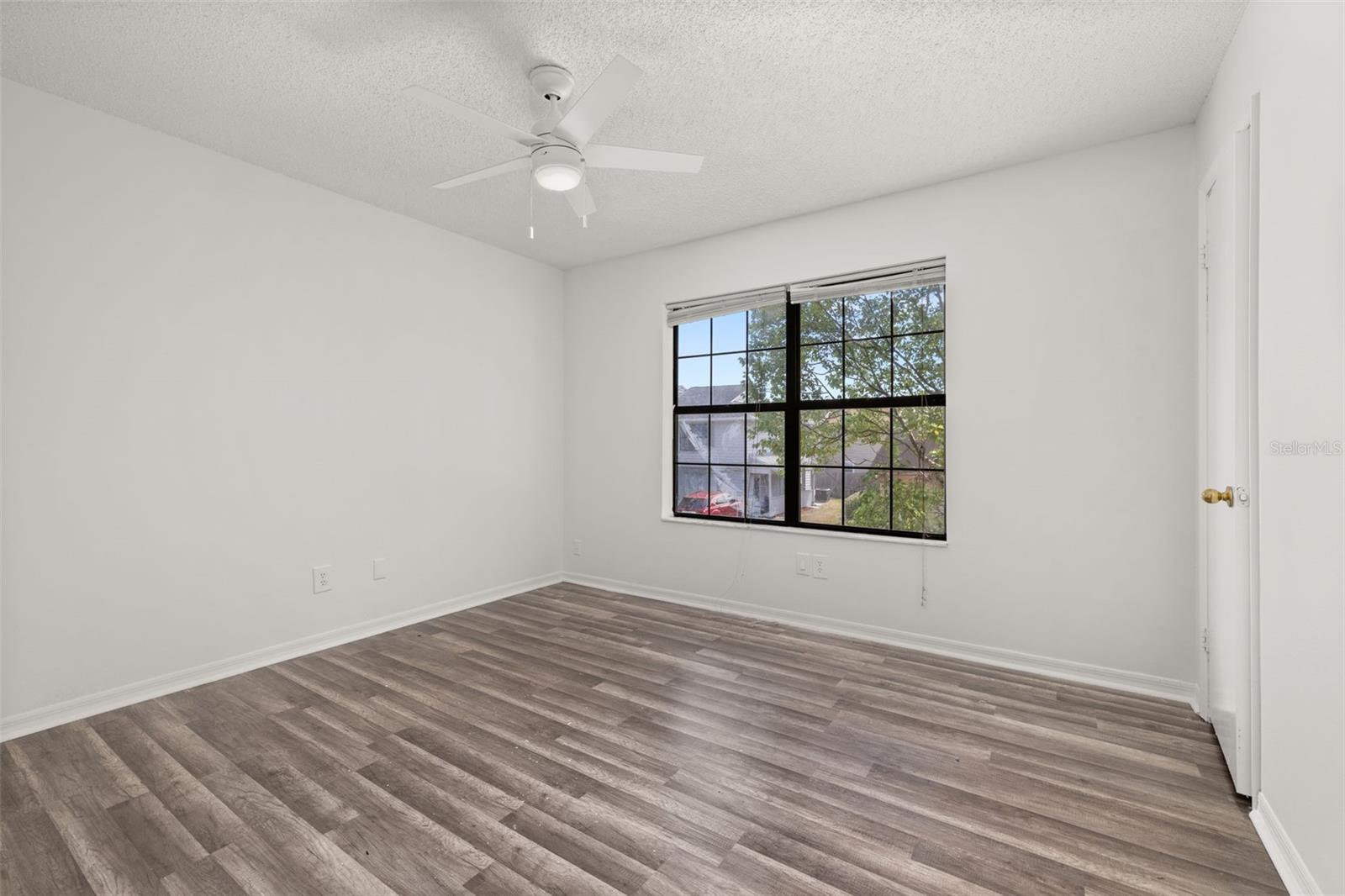 Image 19 of 33 For 522 Boxelder Avenue