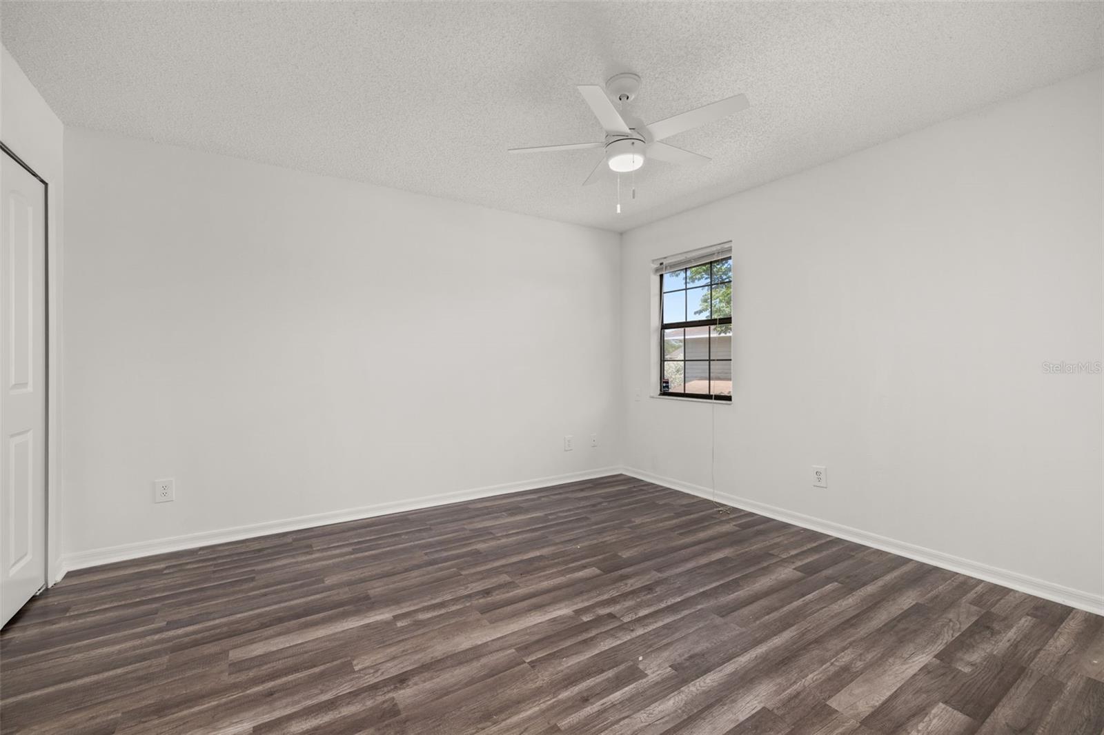 Image 23 of 33 For 522 Boxelder Avenue