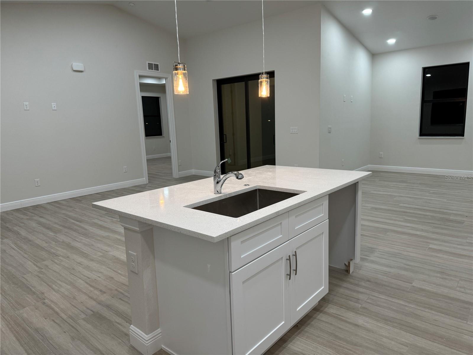 Image 6 of 32 For 20296 Rutherford Avenue