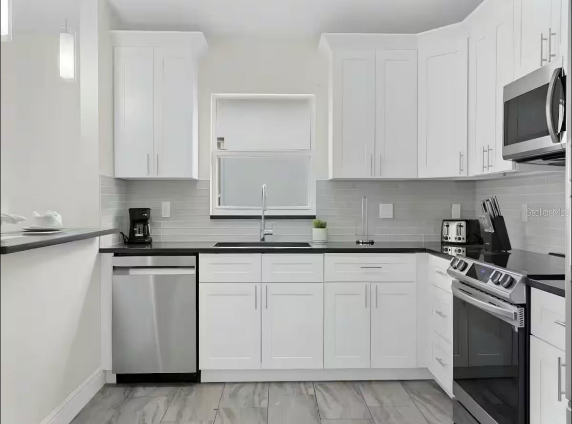 Image 3 of 24 For 833 Lockbreeze Drive