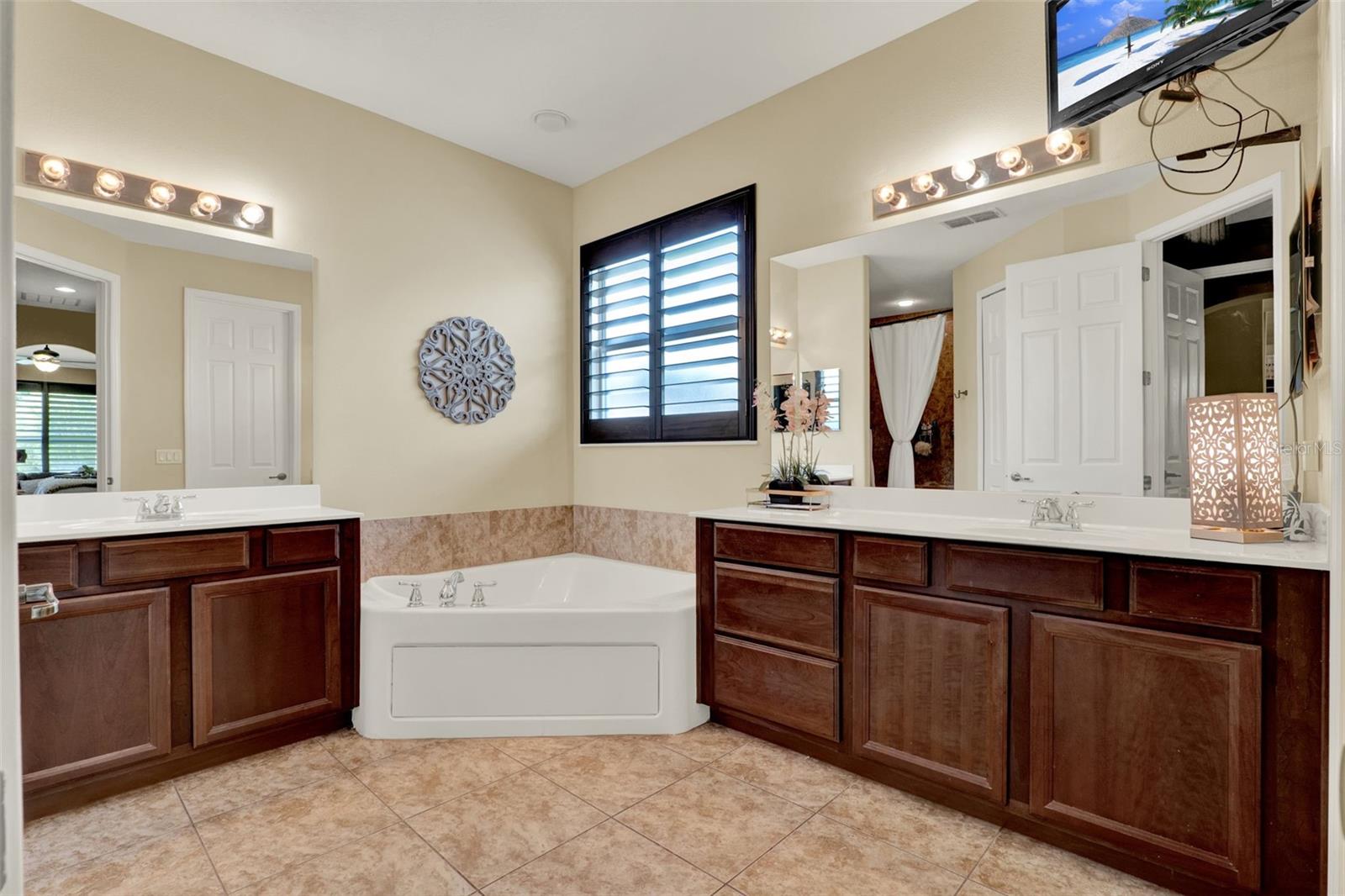 Image 21 of 53 For 955 Holly Springs Terrace